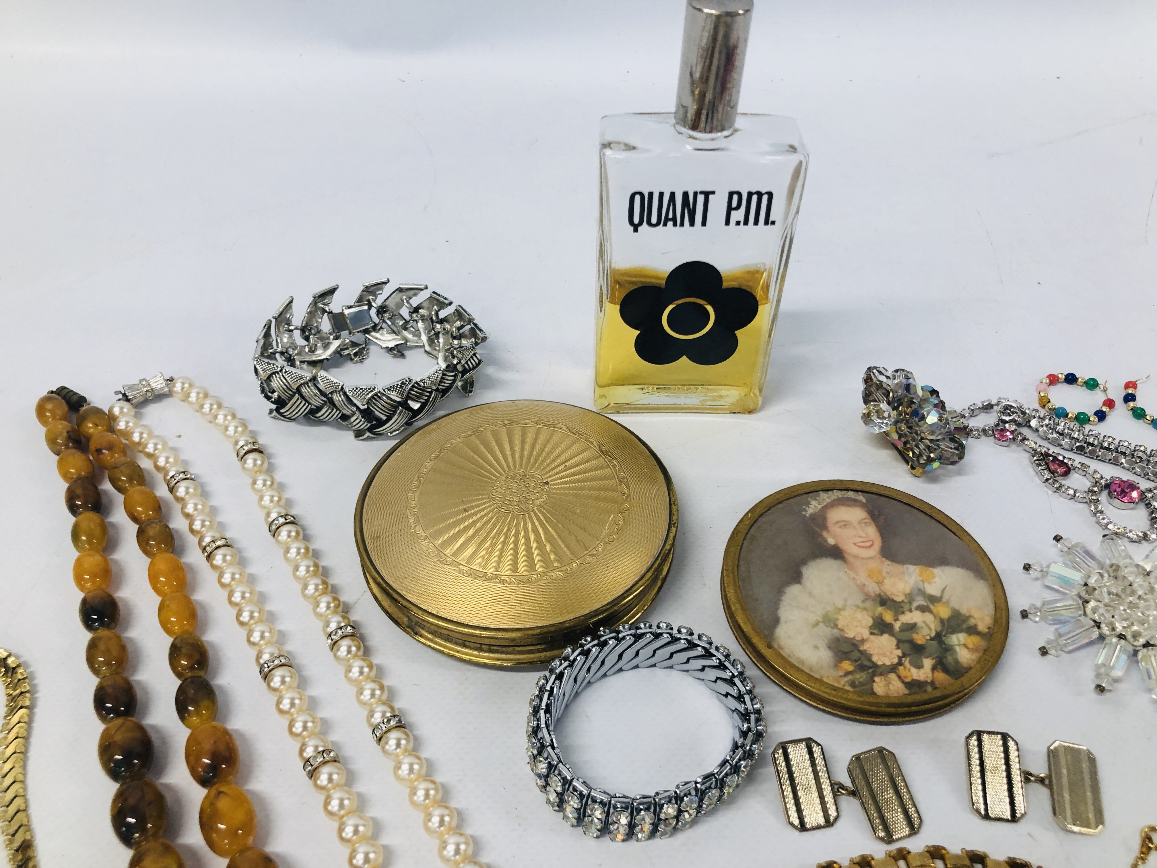 A BOX OF VINTAGE COSTUME JEWELLERY TO INCLUDE BEADS, - Image 3 of 6