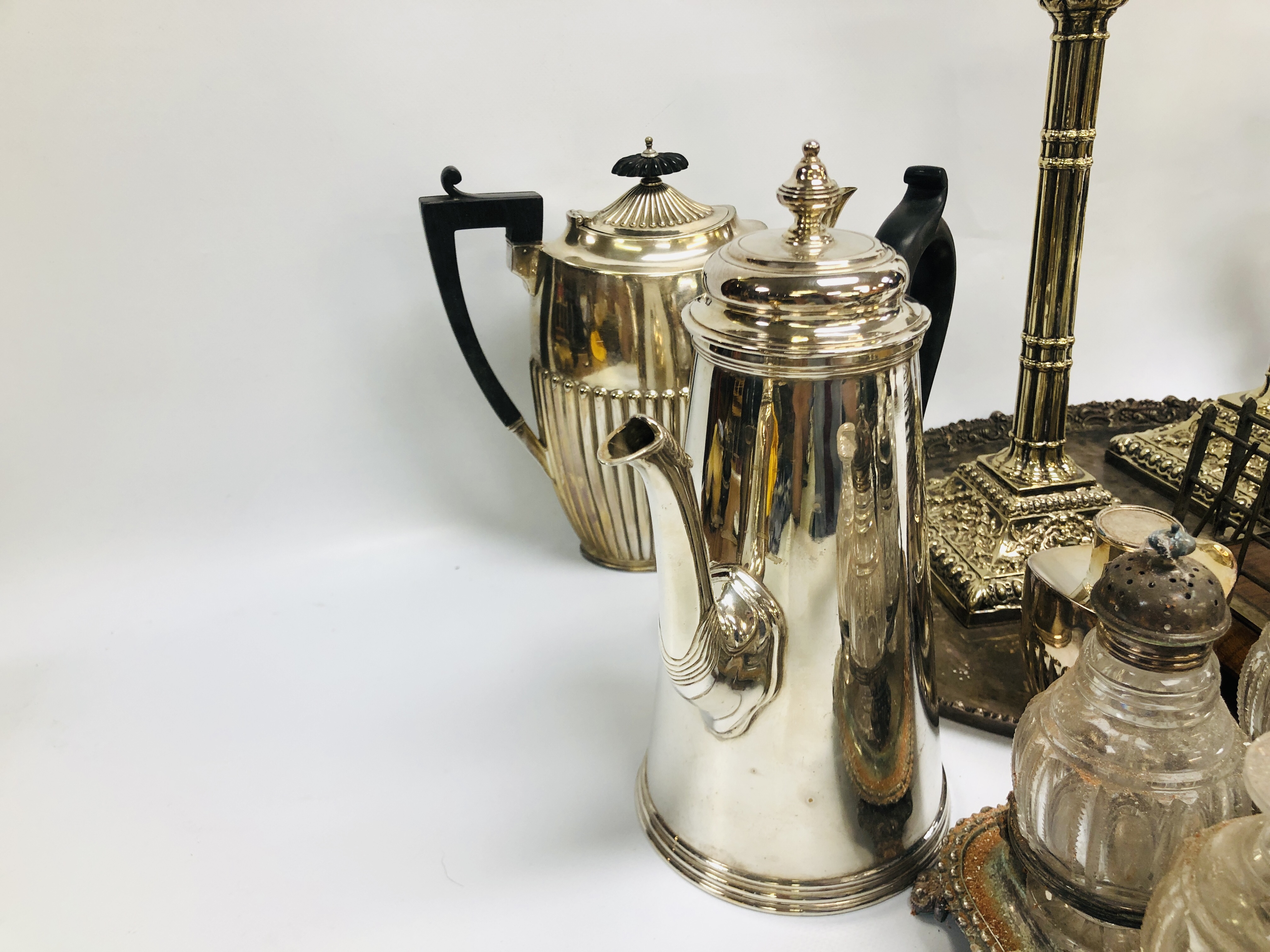 BOX OF ASSORTED GOOD QUALITY VINTAGE SILVER PLATED WARES TO INCLUDE FOUR VARIOUS TEA AND COFFEE - Image 11 of 12