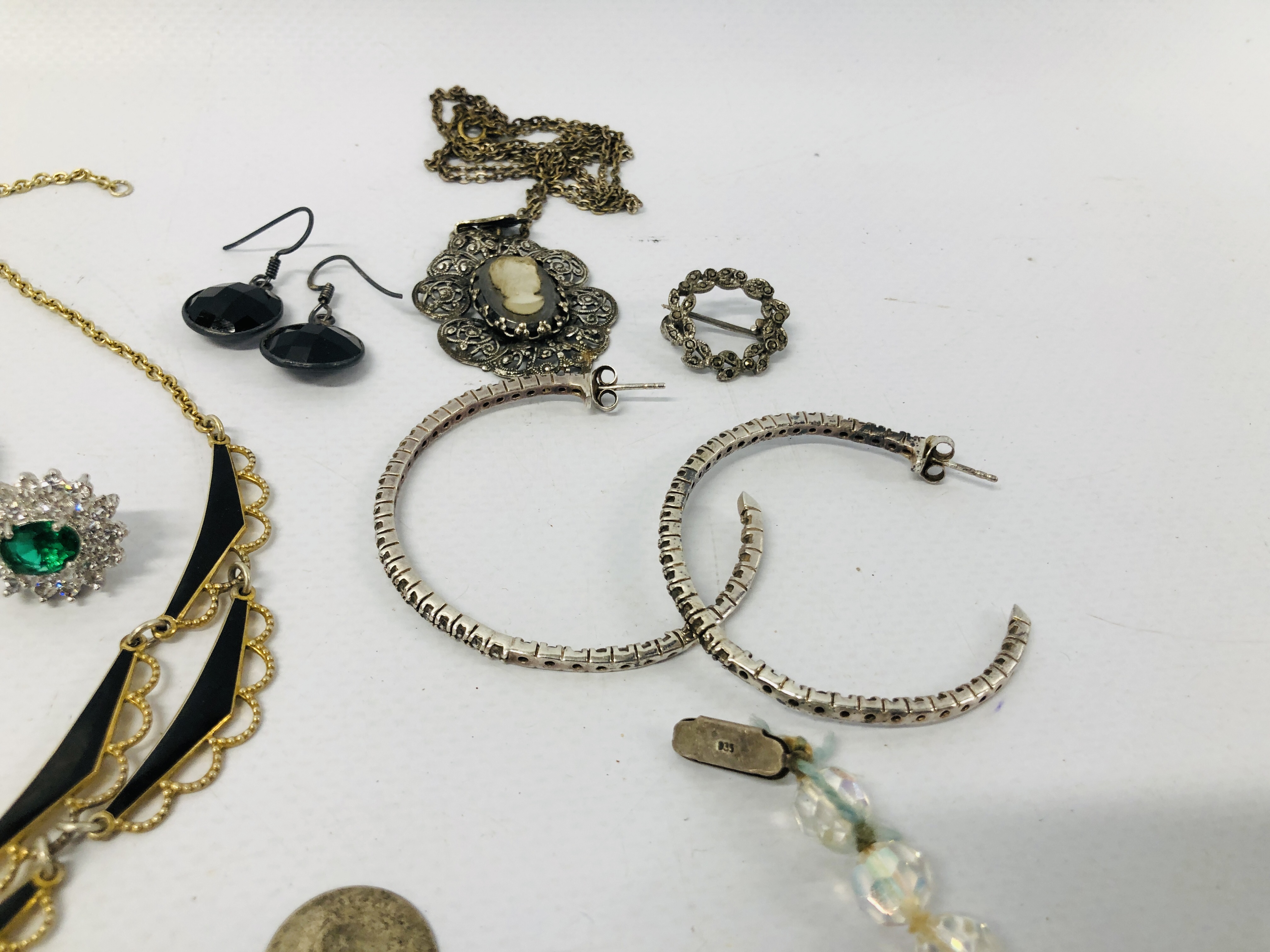 QUANTITY OF ASSORTED VINTAGE AND MODERN WHITE METAL AND SILVER JEWELLERY TO INCLUDE RELIGIOUS - Bild 11 aus 11
