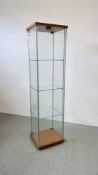 A THREE TIER UPRIGHT DISPLAY CASE, H 163.5CM, D 35CM, W 40CM.