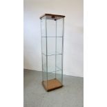 A THREE TIER UPRIGHT DISPLAY CASE, H 163.5CM, D 35CM, W 40CM.