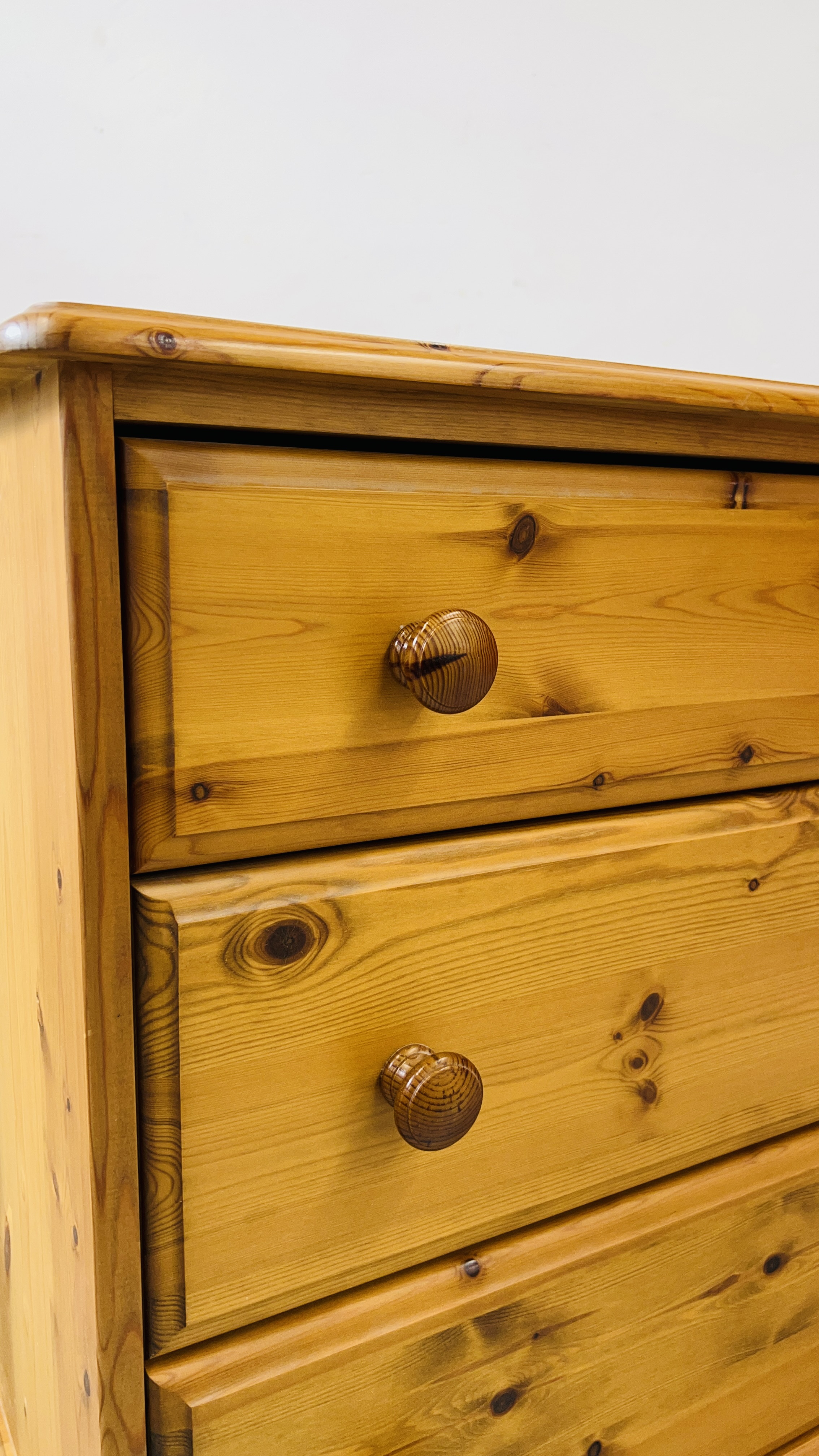 A GOOD QUALITY HONEY PINE THREE DRAWER BEDROOM CHEST WIDTH 90CM. DEPTH 46CM. HEIGHT 75CM. - Image 6 of 9