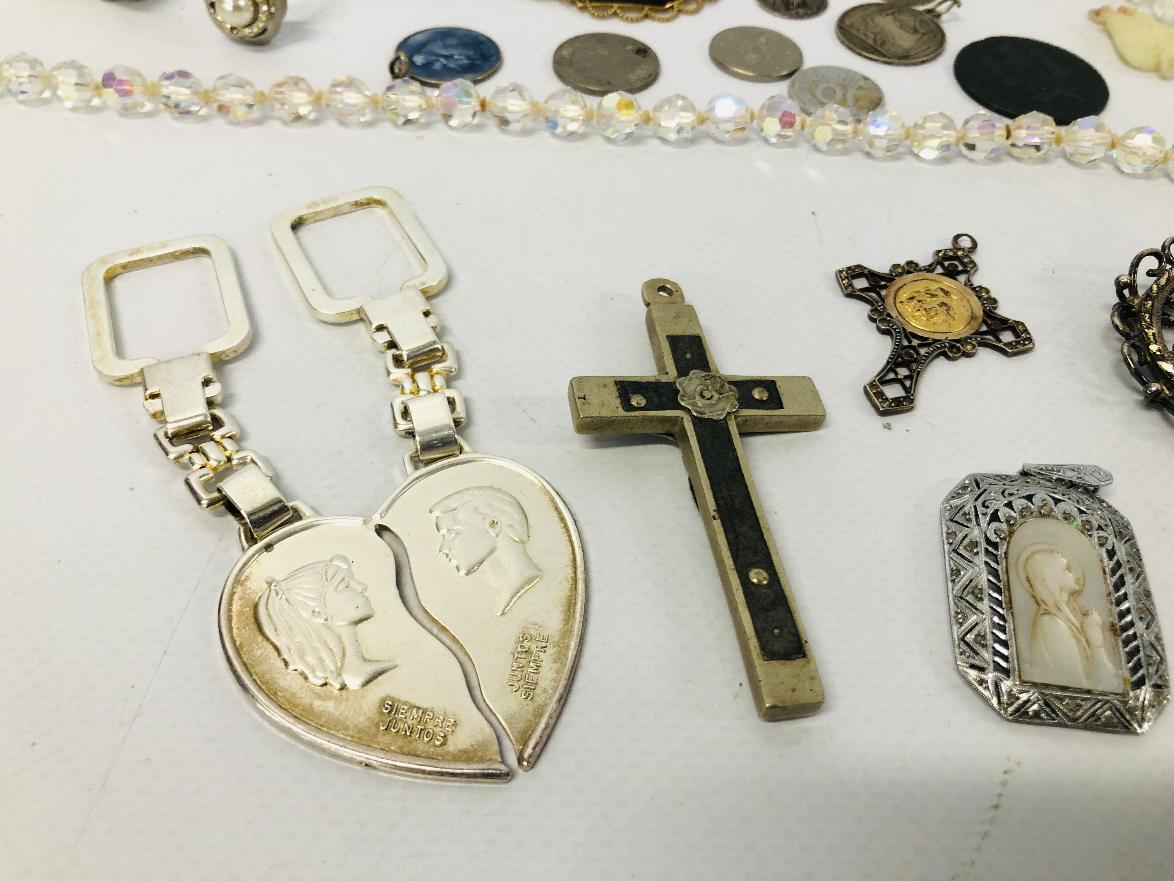 QUANTITY OF ASSORTED VINTAGE AND MODERN WHITE METAL AND SILVER JEWELLERY TO INCLUDE RELIGIOUS - Bild 3 aus 11