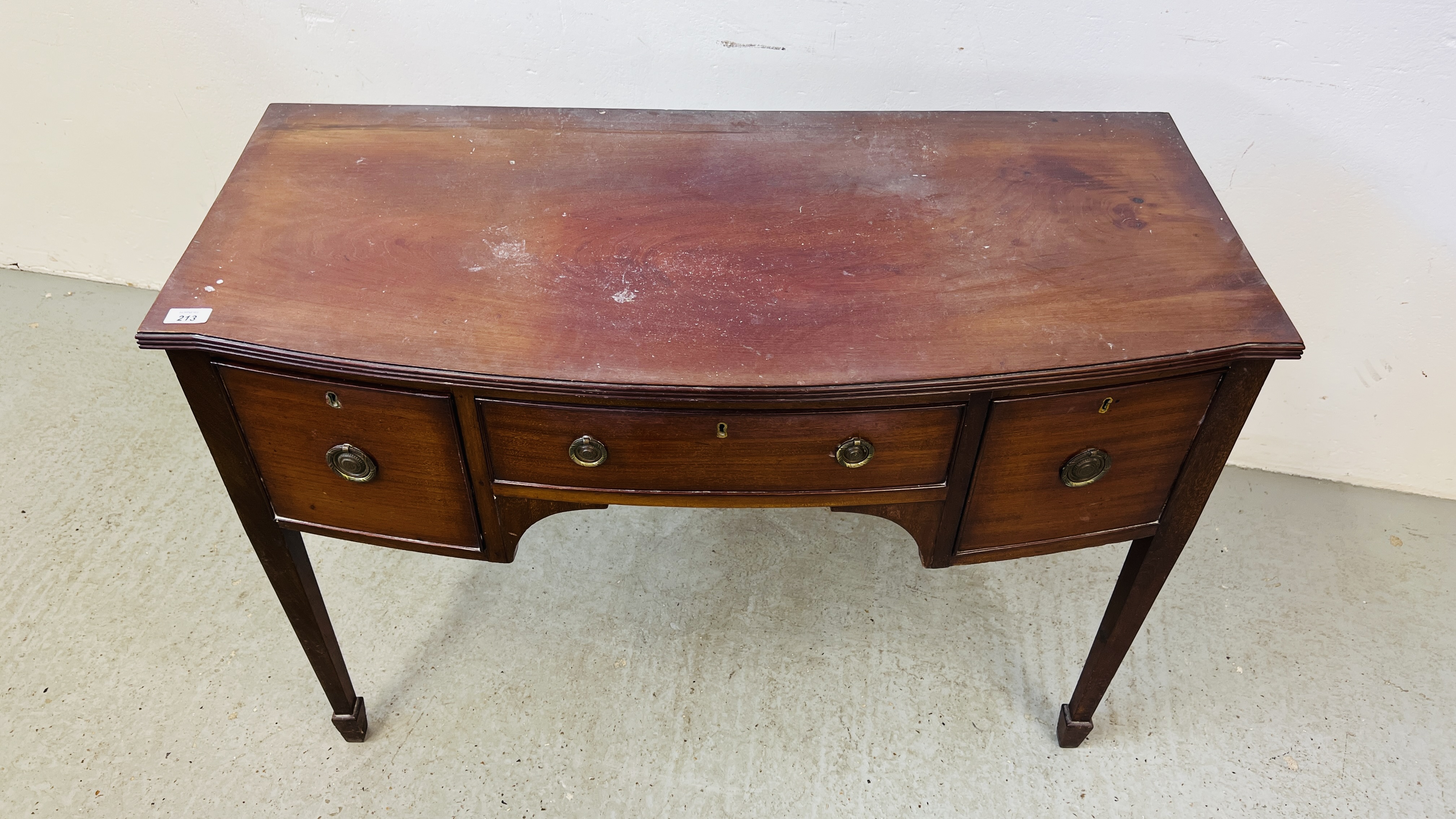 AN EDWARDIAN MAHOGANY BOW FRONT DRESSING TABLE. - Image 6 of 9