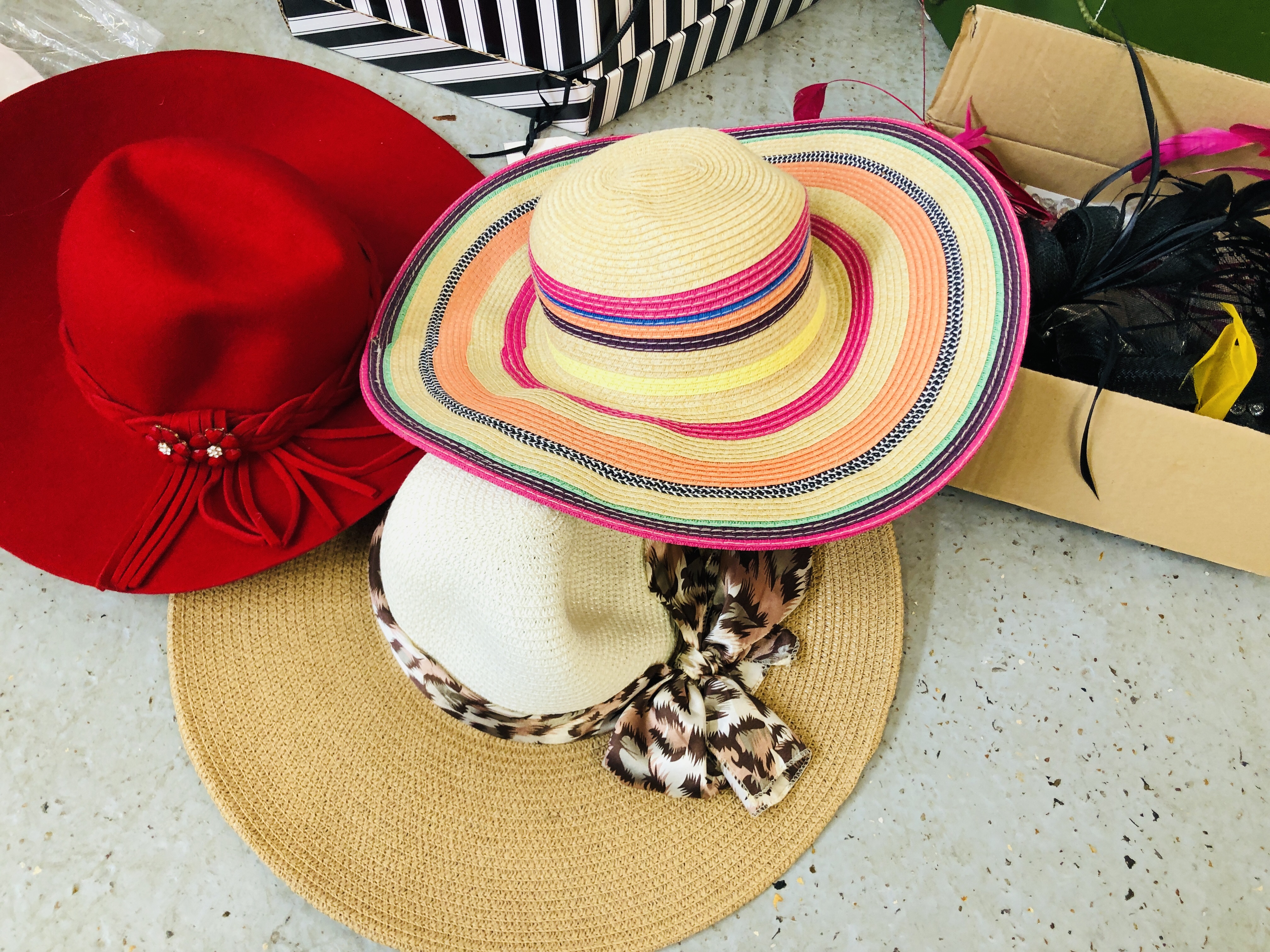 A COLLECTION OF ASSORTED LADIES FASHION HATS AND FASCINATORS TO INCLUDE SHEEPSKIN HATS. - Image 4 of 6