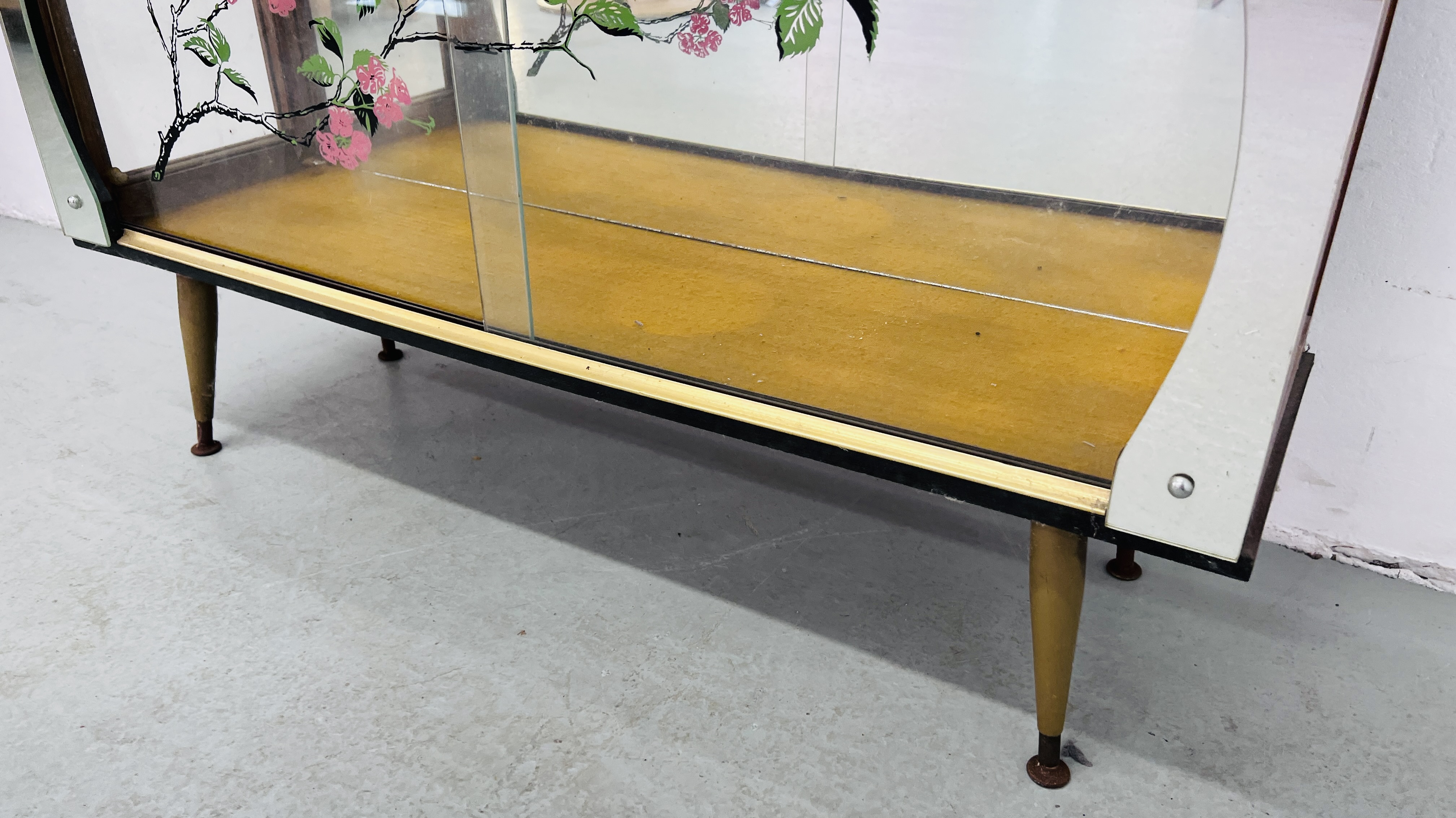 RETRO GLAZED MIRRORED BACK DRINKS CABINET WIDTH 104CM. DEPTH 31CM. HEIGHT 115CM. - Image 4 of 9