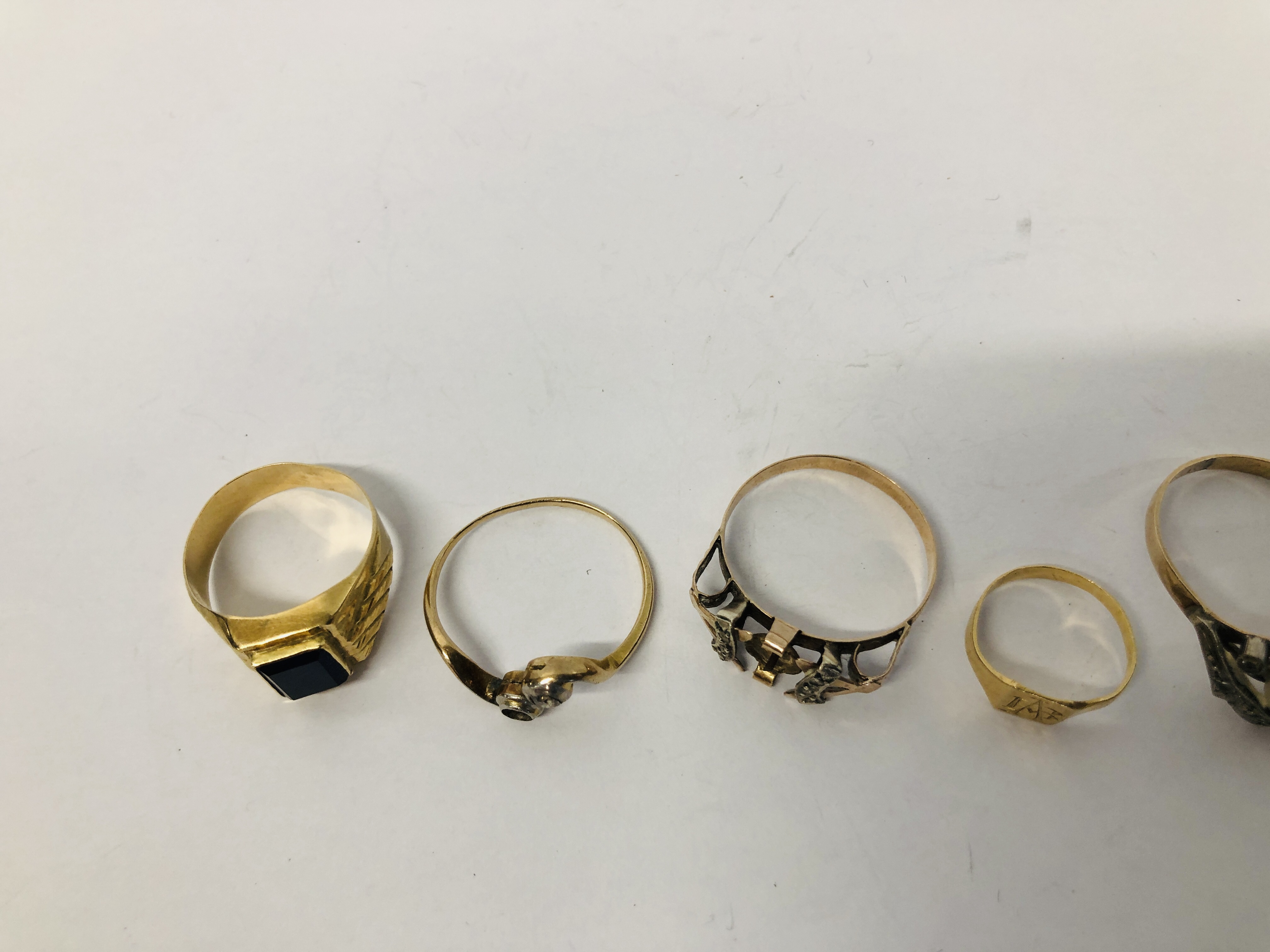 SEVEN ASSORTED YELLOW METAL RINGS TO INCLUDE A WEDDING BAND (2 HAVE INDISTINCT MARKS AND ALL - Image 6 of 9