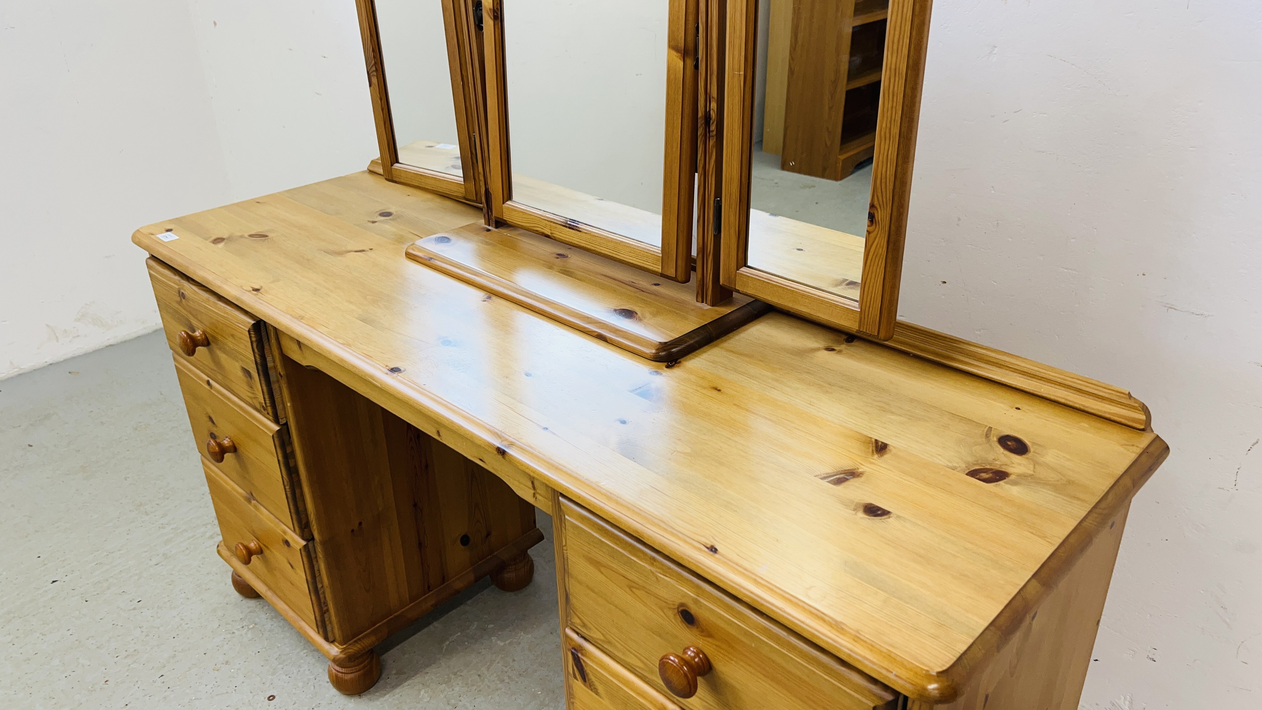 A GOOD QUALITY HONEY PINE SIX DRAWER DRESSING TABLE WITH TRIPLE DRESSING MIRROR WIDTH 143CM. - Image 4 of 8