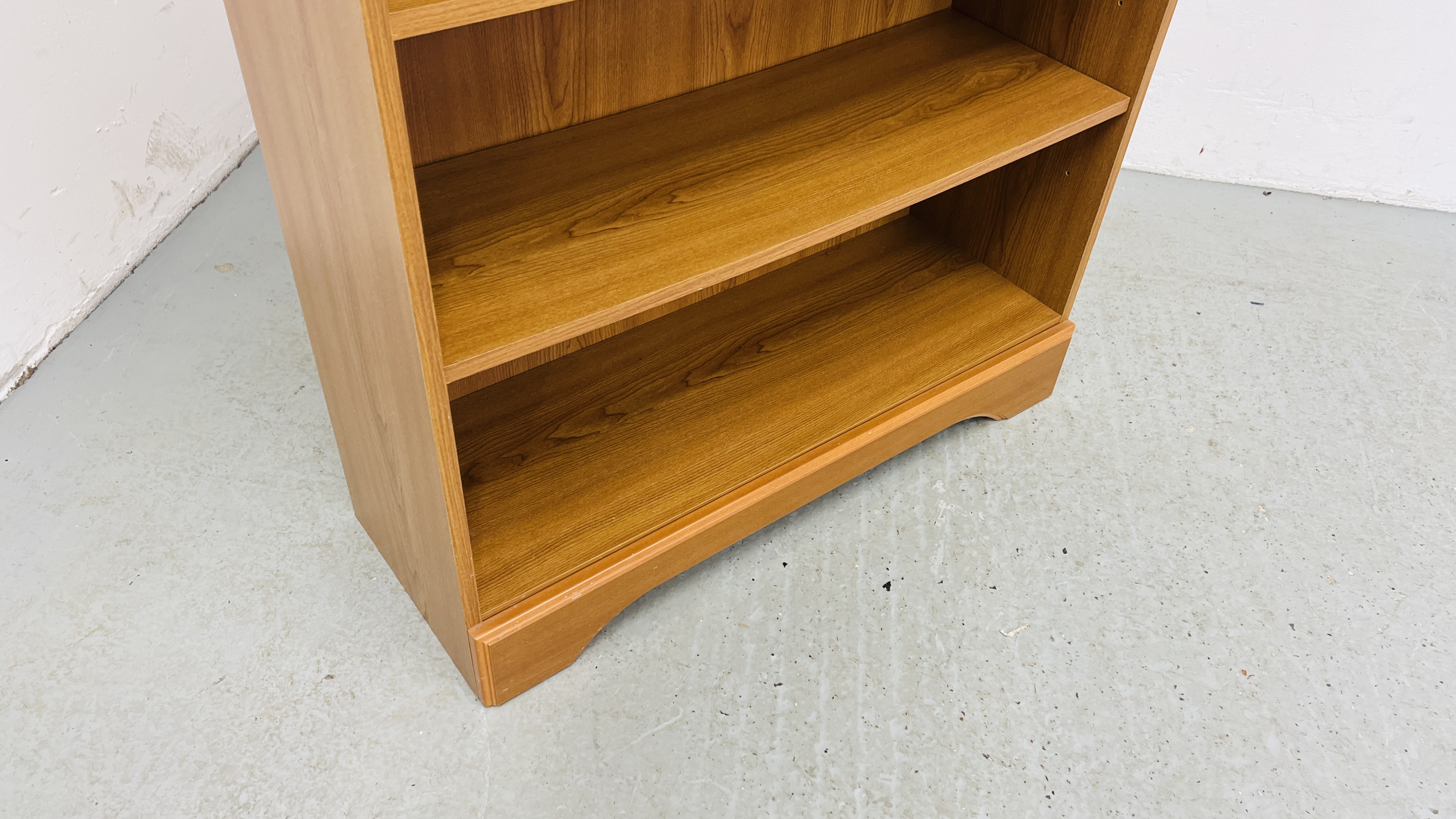 MODERN CHERRY WOOD FINISH OPEN BOOKCASE W 84CM, D 33CM, H 120CM. - Image 4 of 5