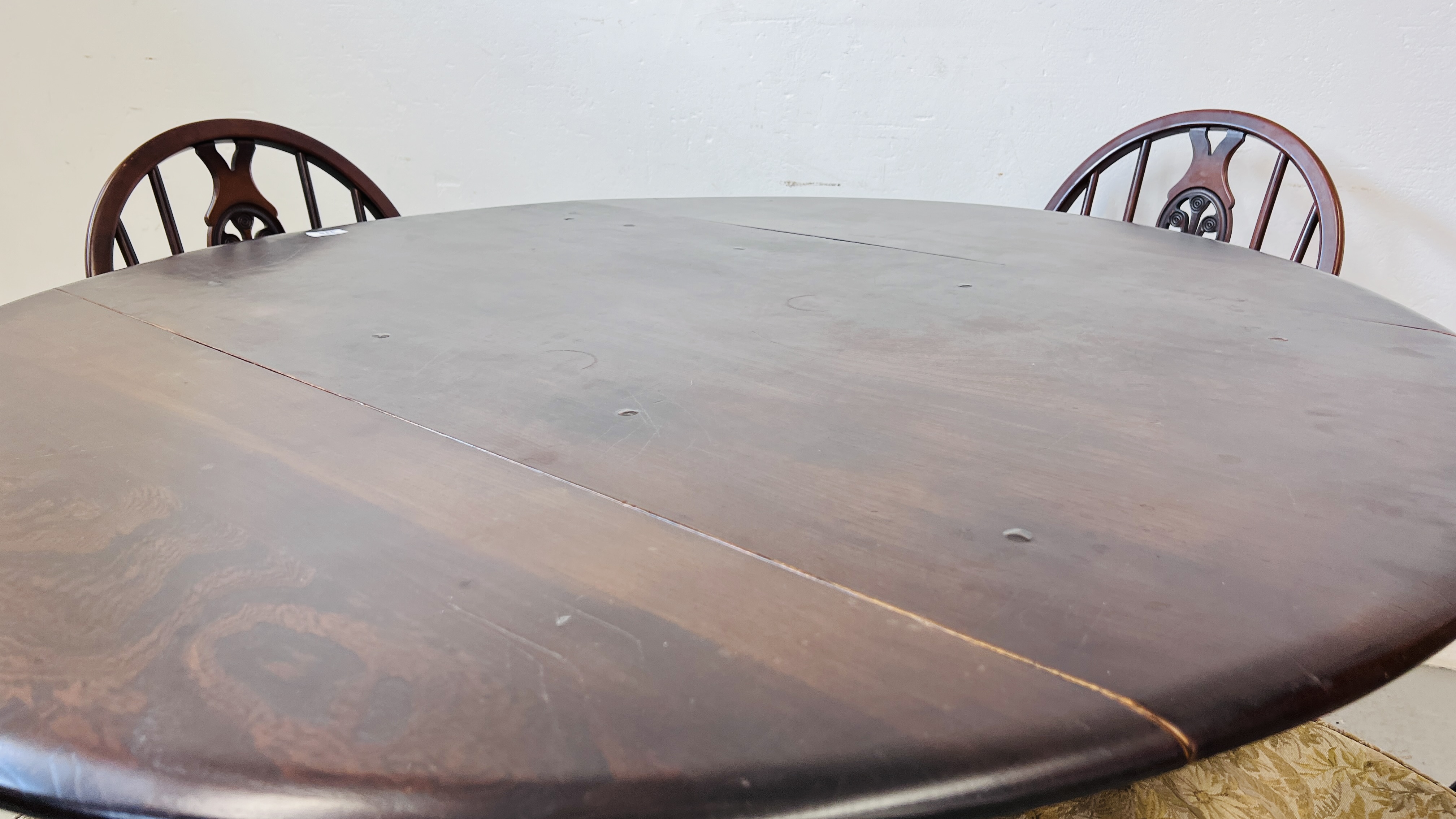 AN ERCOL DROP SIDE DINING TABLE WITH CROSS STRETCHER SUPPORT AND FOUR ERCOL DINING CHAIRS 104CM X - Image 3 of 9