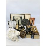 BOX OF ASSORTED COLLECTABLE'S TO INCLUDE AN ETCHING "KINGS COLLEGE CAMBRIDGE" BEARING PENCIL