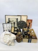 BOX OF ASSORTED COLLECTABLE'S TO INCLUDE AN ETCHING "KINGS COLLEGE CAMBRIDGE" BEARING PENCIL