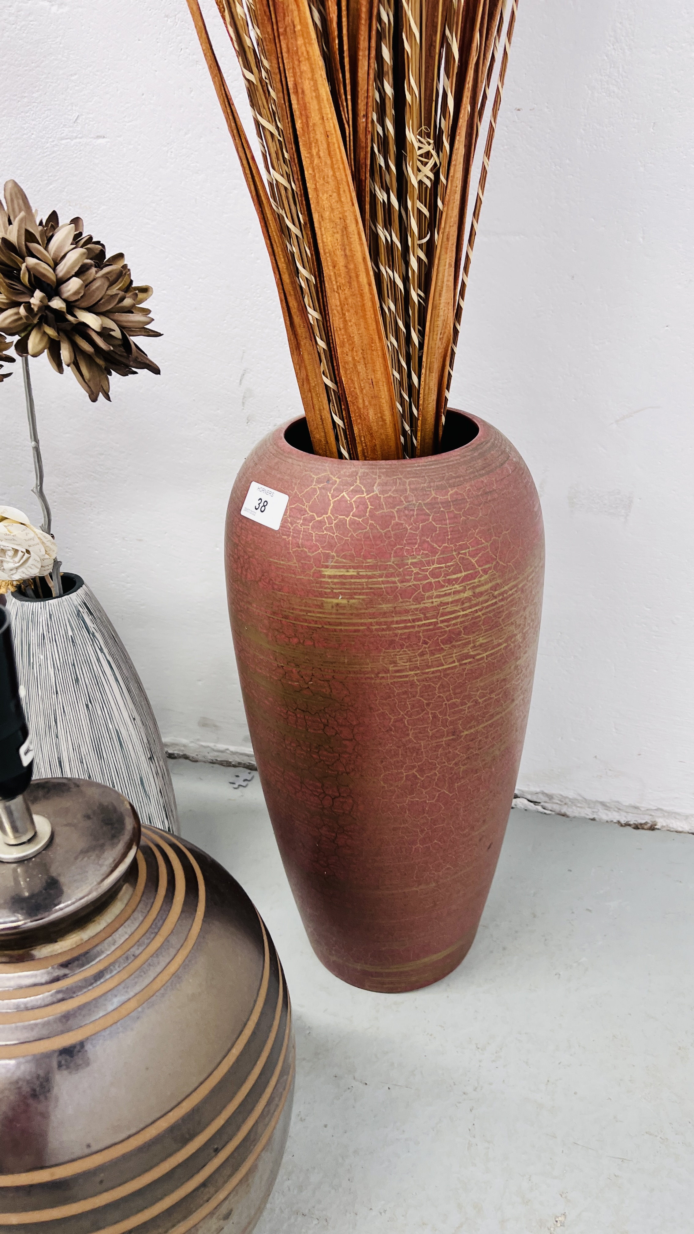 TWO MODERN DESIGNER VASES CONTAINING VARIOUS GRASSES ALONG WITH A PAIR OF DESIGNER POTTERY LAMPS - Image 3 of 6