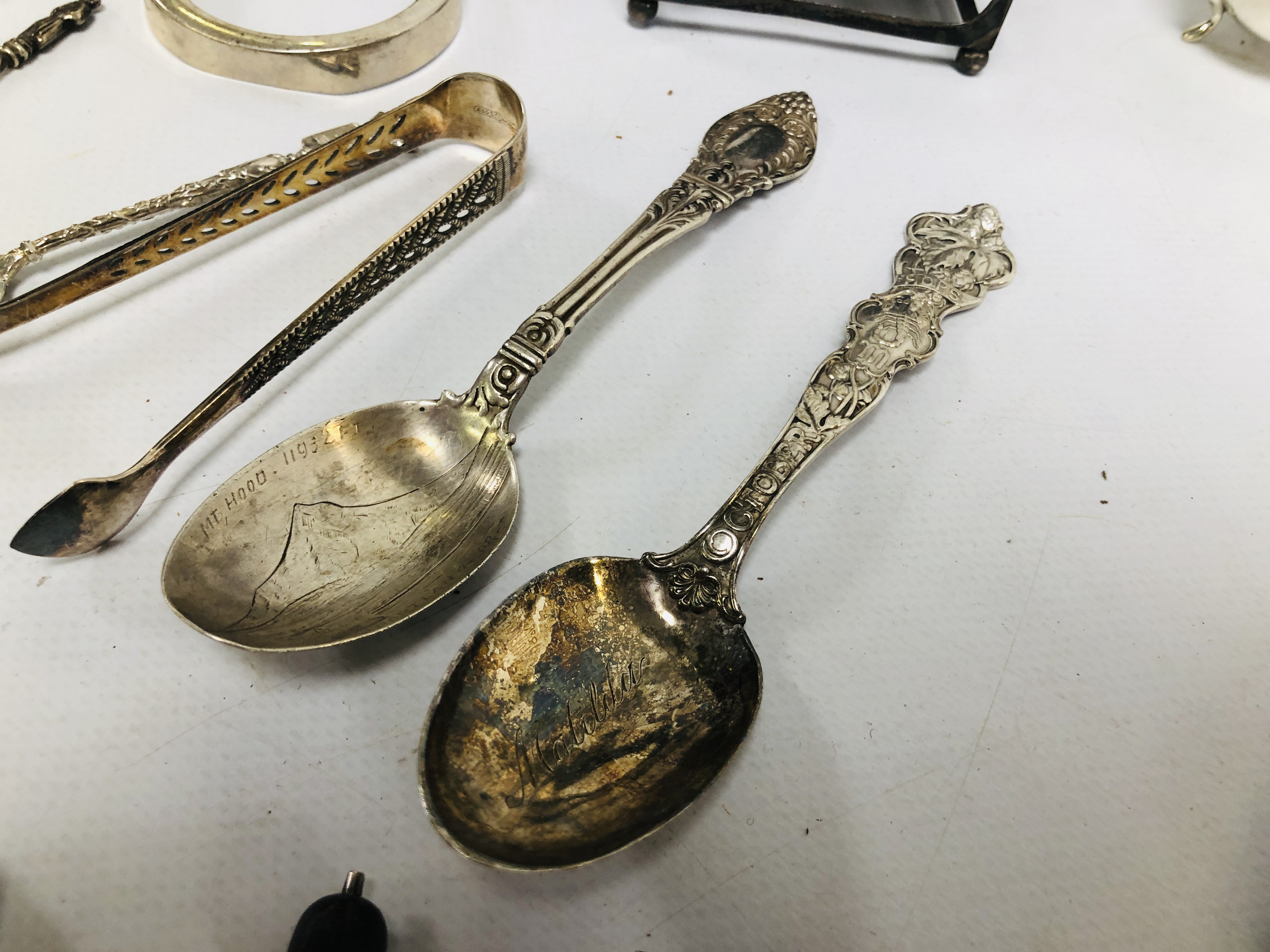 AN ASSORTED SELECTION OF VINTAGE SILVER TO INCLUDE MATCH BOX HOLDER, TONGS, CADDY SPOON, - Bild 8 aus 15