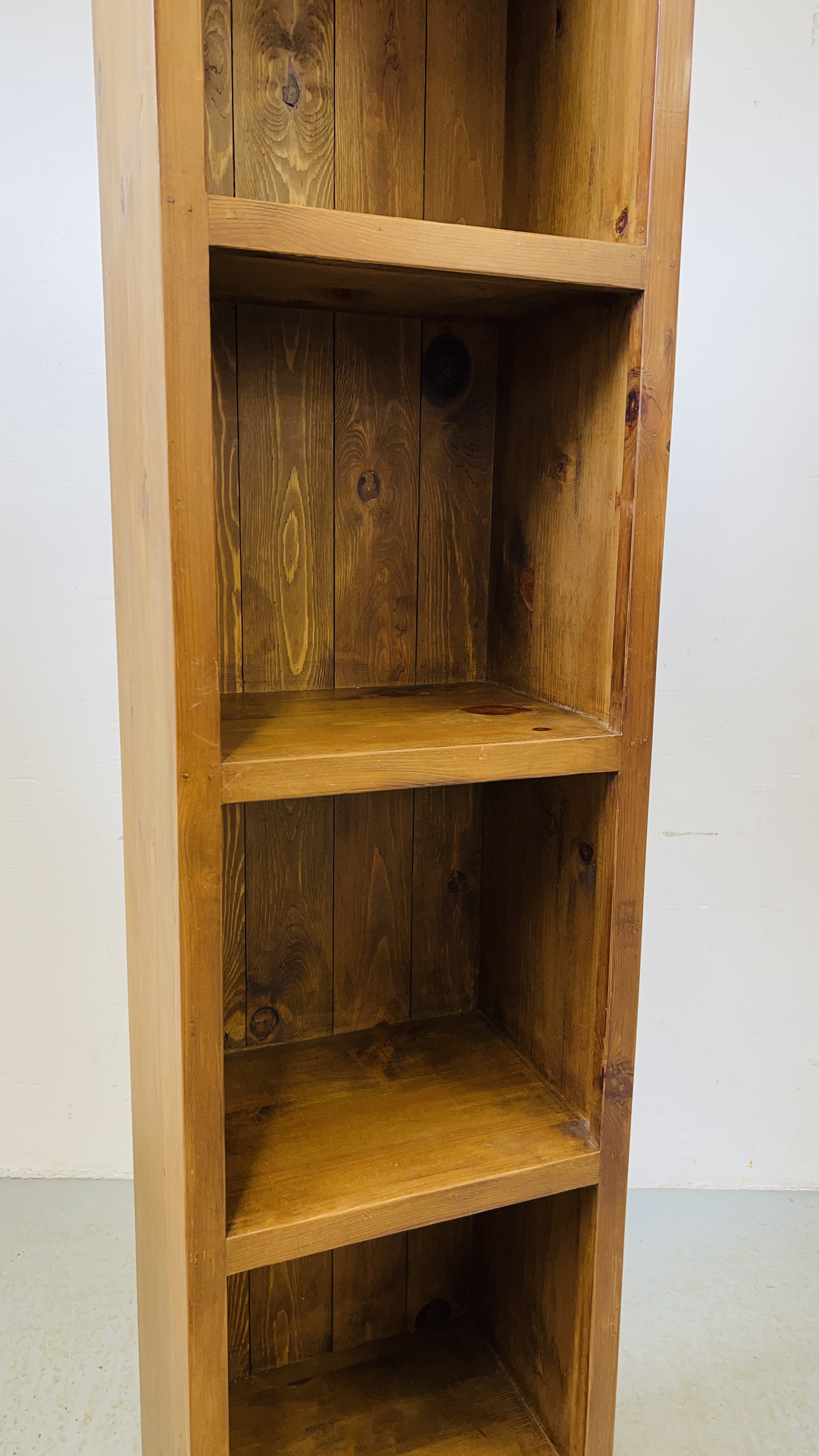 STAINED PINE FOUR TIER NARROW BOOK SHELF WITH SINGLE DRAWER TO BASE 50CM X 35CM X 190CM. - Bild 3 aus 6