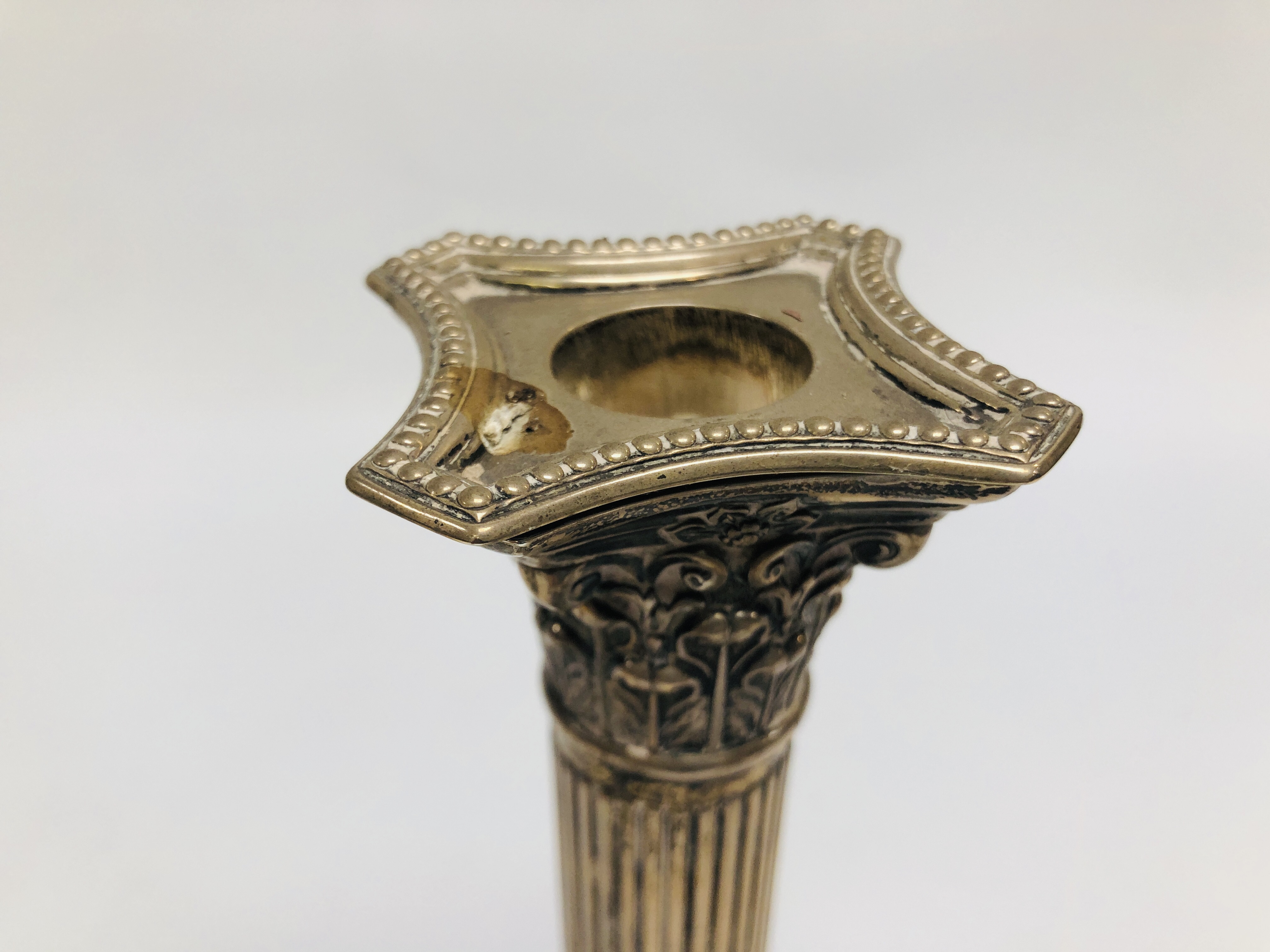 A PAIR OF SILVER CANDLESTICKS IN THE FORM OF CORINTHIAN COLUMNS, BIRMINGHAM ASSAY, H 26CM (FILLED). - Image 19 of 23