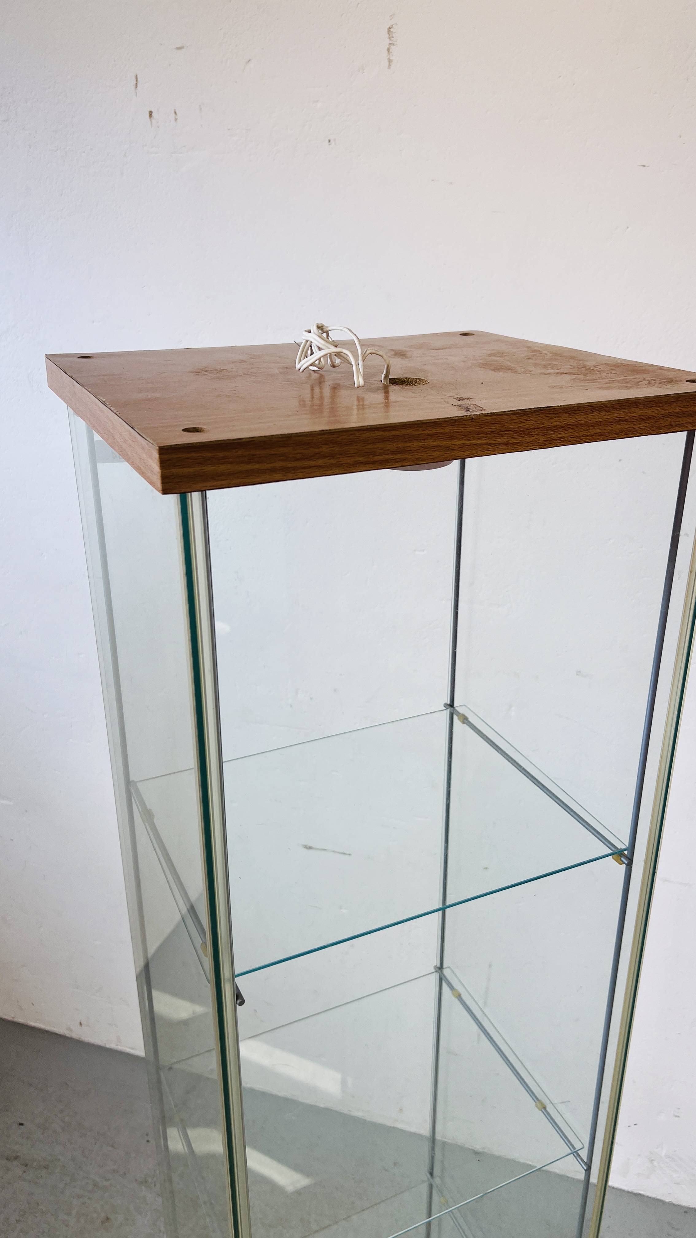 A THREE TIER UPRIGHT DISPLAY CASE, H 163.5CM, D 35CM, W 40CM. - Image 4 of 6