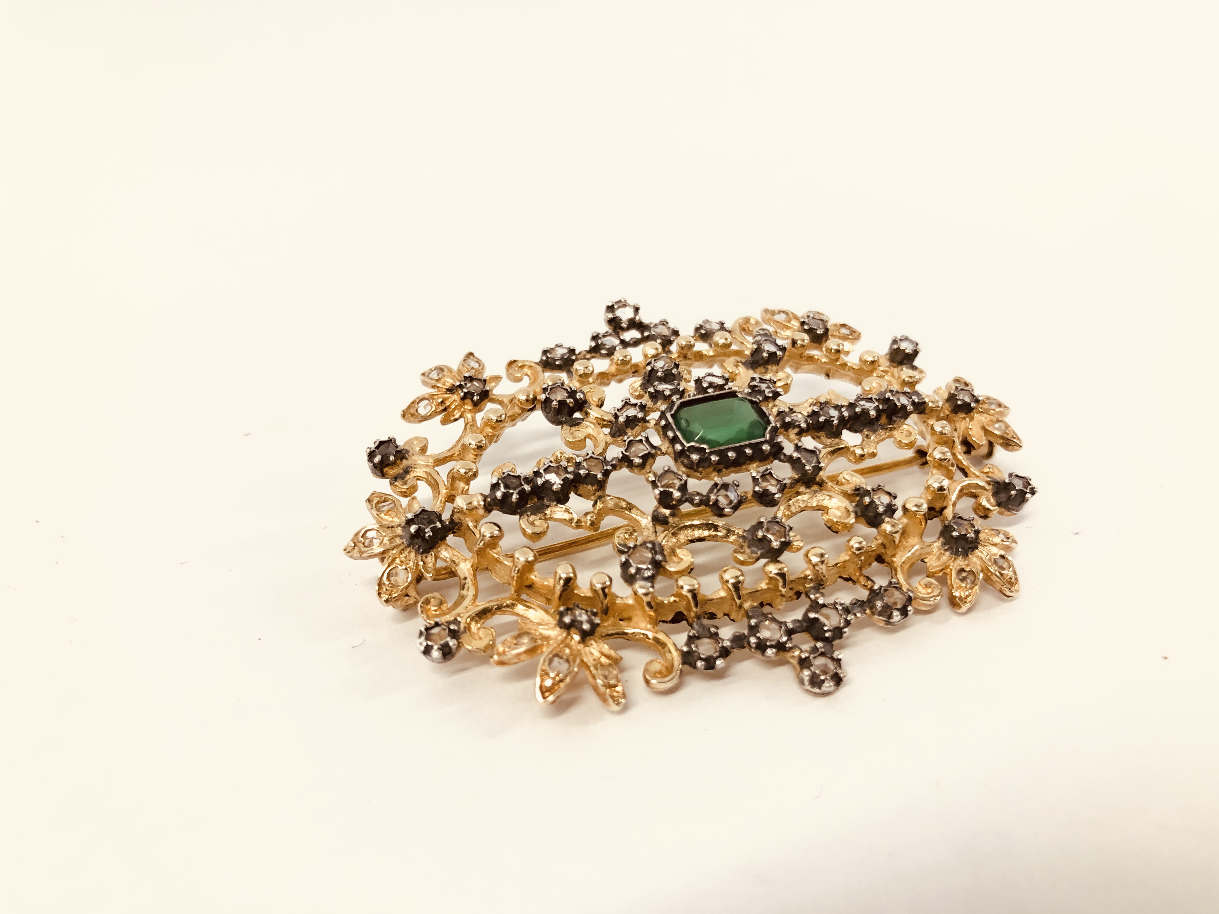 DESIGNER GILT BROOCH SET WITH CENTRAL GREEN STONE AND MULTIPLE CLEAR STONES, MARKED "ART JOY". - Image 3 of 5