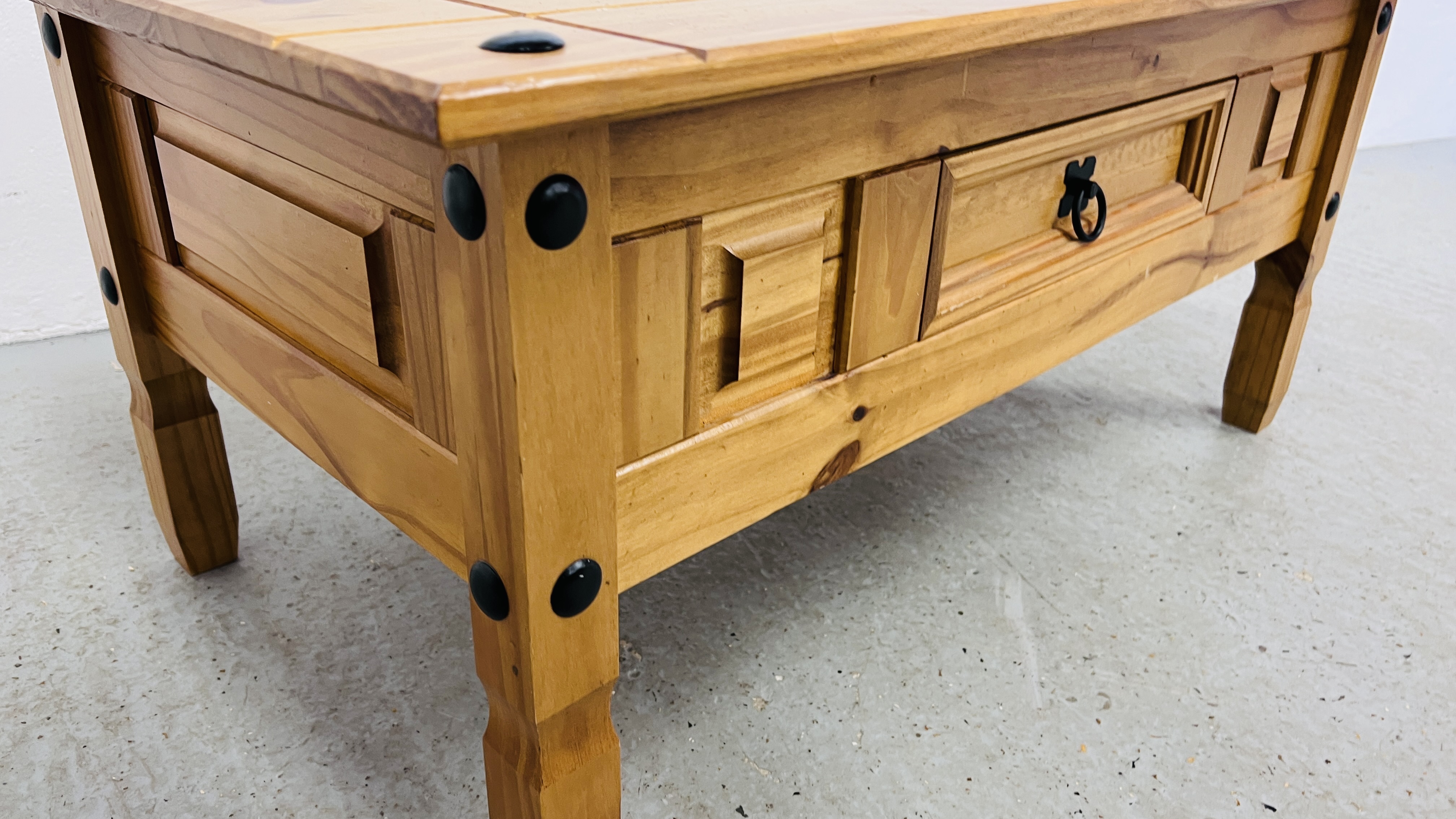 A MEXICAN PINE COFFEE TABLE WITH DRAWER W 101CM, D 61CM, H 45CM. - Image 4 of 6