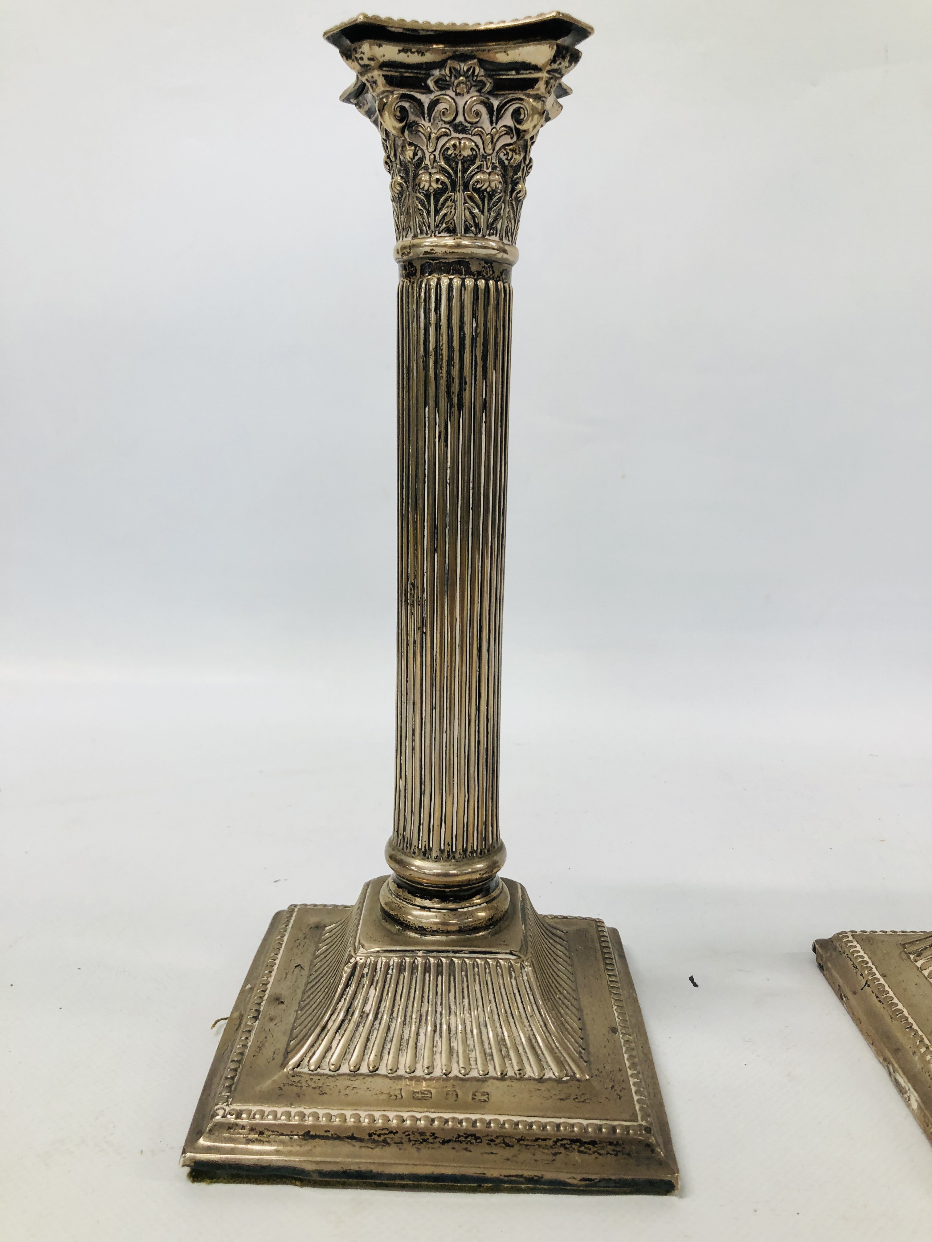 A PAIR OF SILVER CANDLESTICKS IN THE FORM OF CORINTHIAN COLUMNS, BIRMINGHAM ASSAY, H 26CM (FILLED). - Image 3 of 23