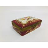 A C19th FRENCH HARDPASTE BOX WITH FLORAL DECORATION (HINGE BROKEN) W 14CM.
