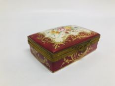 A C19th FRENCH HARDPASTE BOX WITH FLORAL DECORATION (HINGE BROKEN) W 14CM.