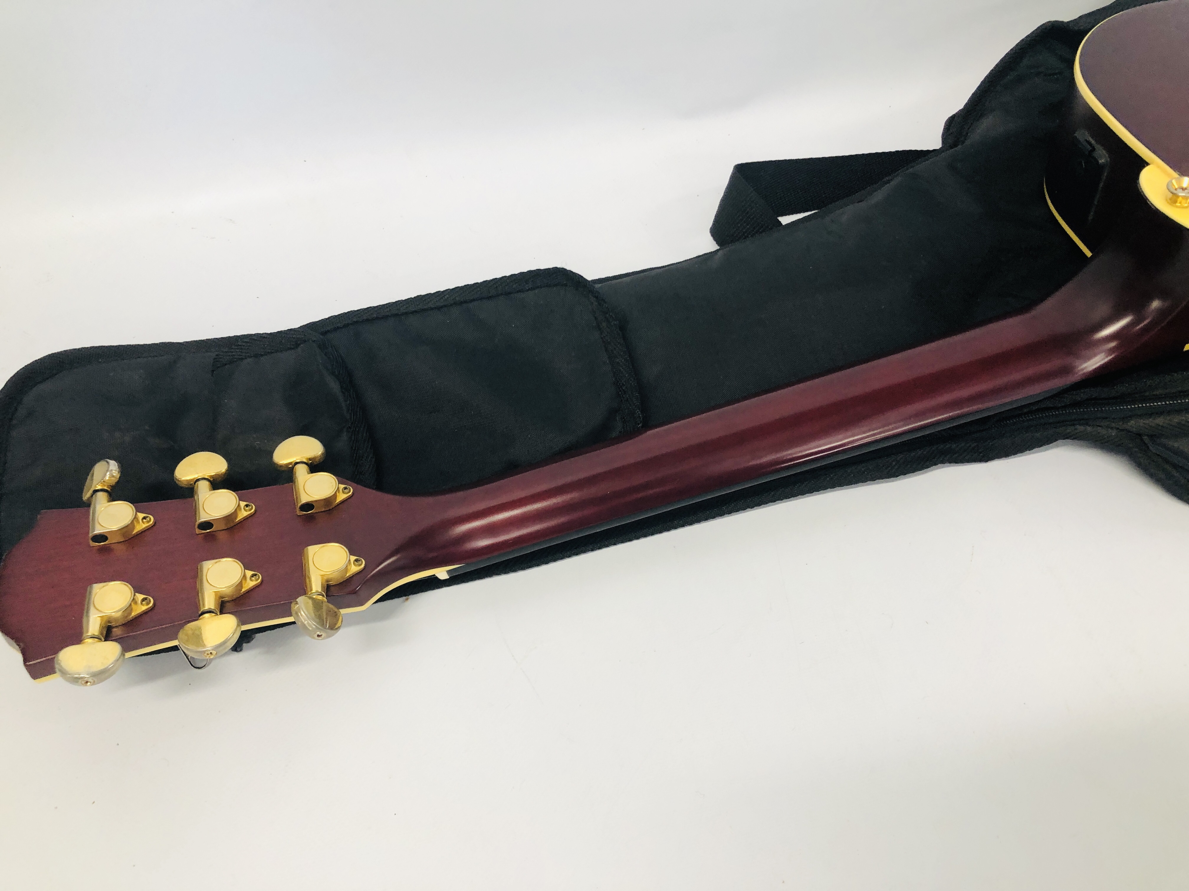 A YAMAHA ELECTRO ACOUSTIC GUITAR WITH SOFT ROCKBAG BACK PACK CARRY CASE - SOLD AS SEEN. - Bild 7 aus 8