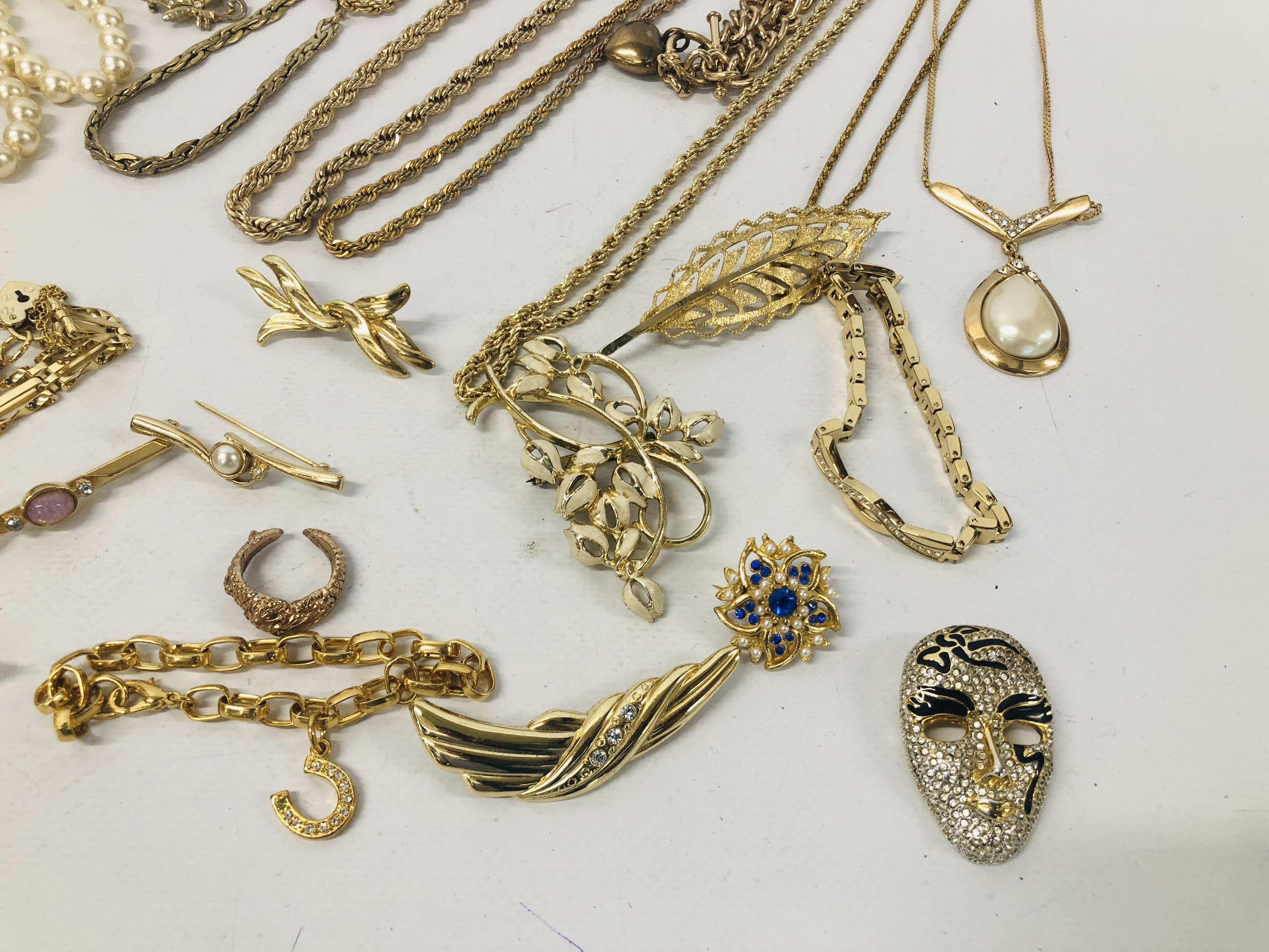 1 BOX OF GOLD TONE VINTAGE RETRO COSTUME JEWELLERY TO INCLUDE BRACELETS, NECKLACES AND RINGS. - Image 2 of 8