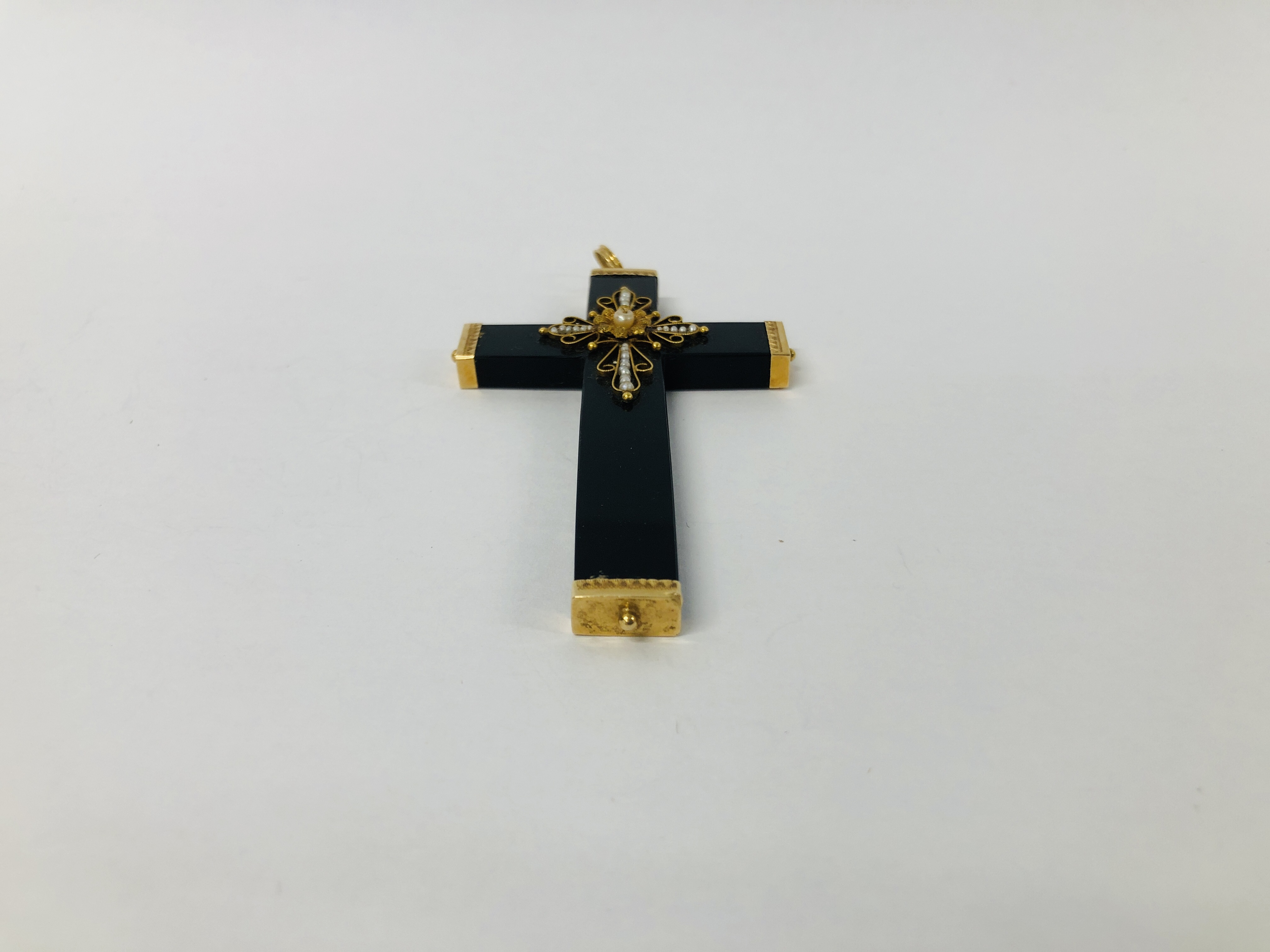 VINTAGE MOURNING PENDANT CROSS SET WITH SEED PEARLS, FINE YELLOW METAL DETAIL. - Image 3 of 7