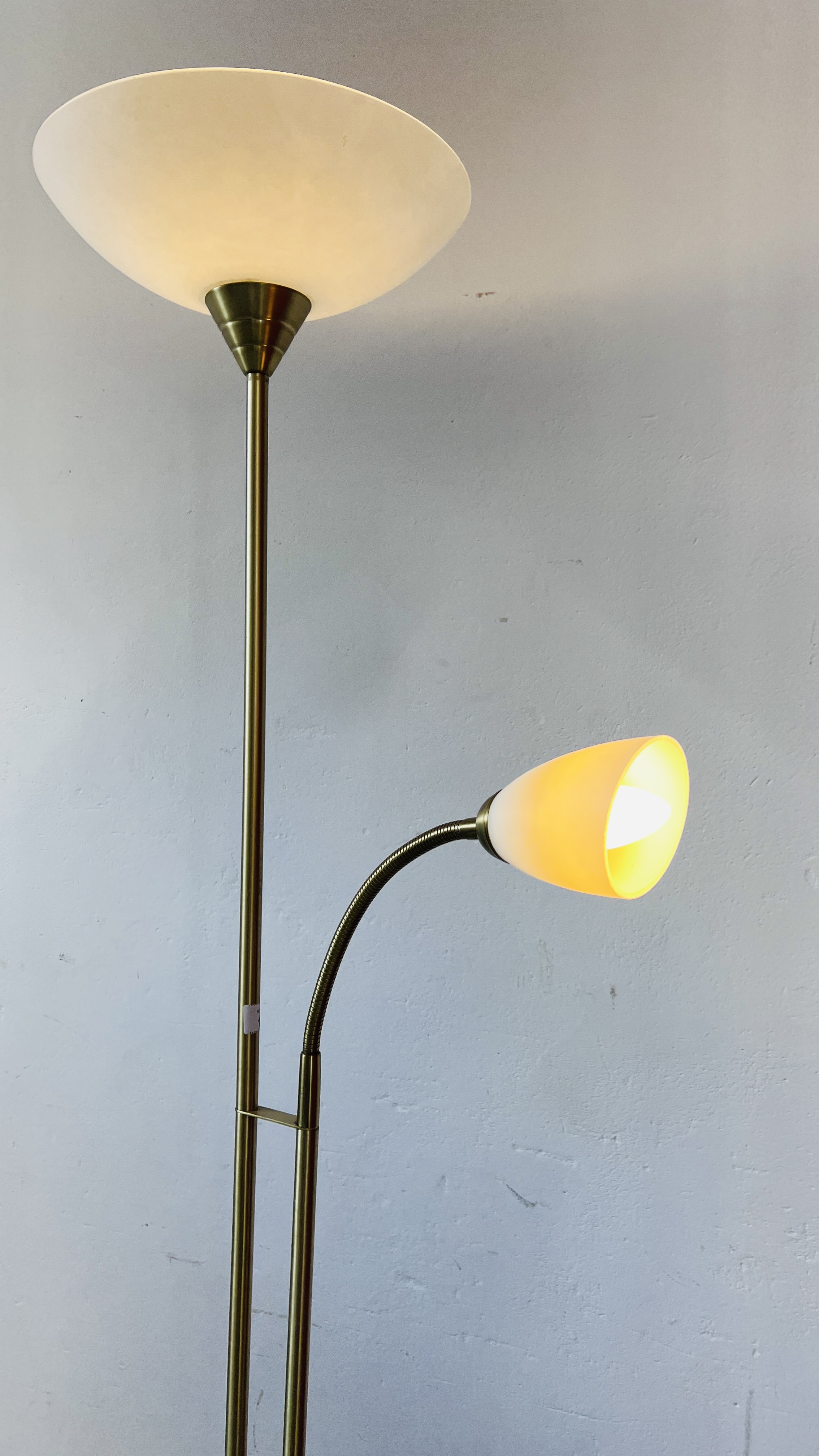 A BRASS FINISH UPLIGHTER WITH ADJUSTABLE READING LIGHT - SOLD AS SEEN. - Image 2 of 5