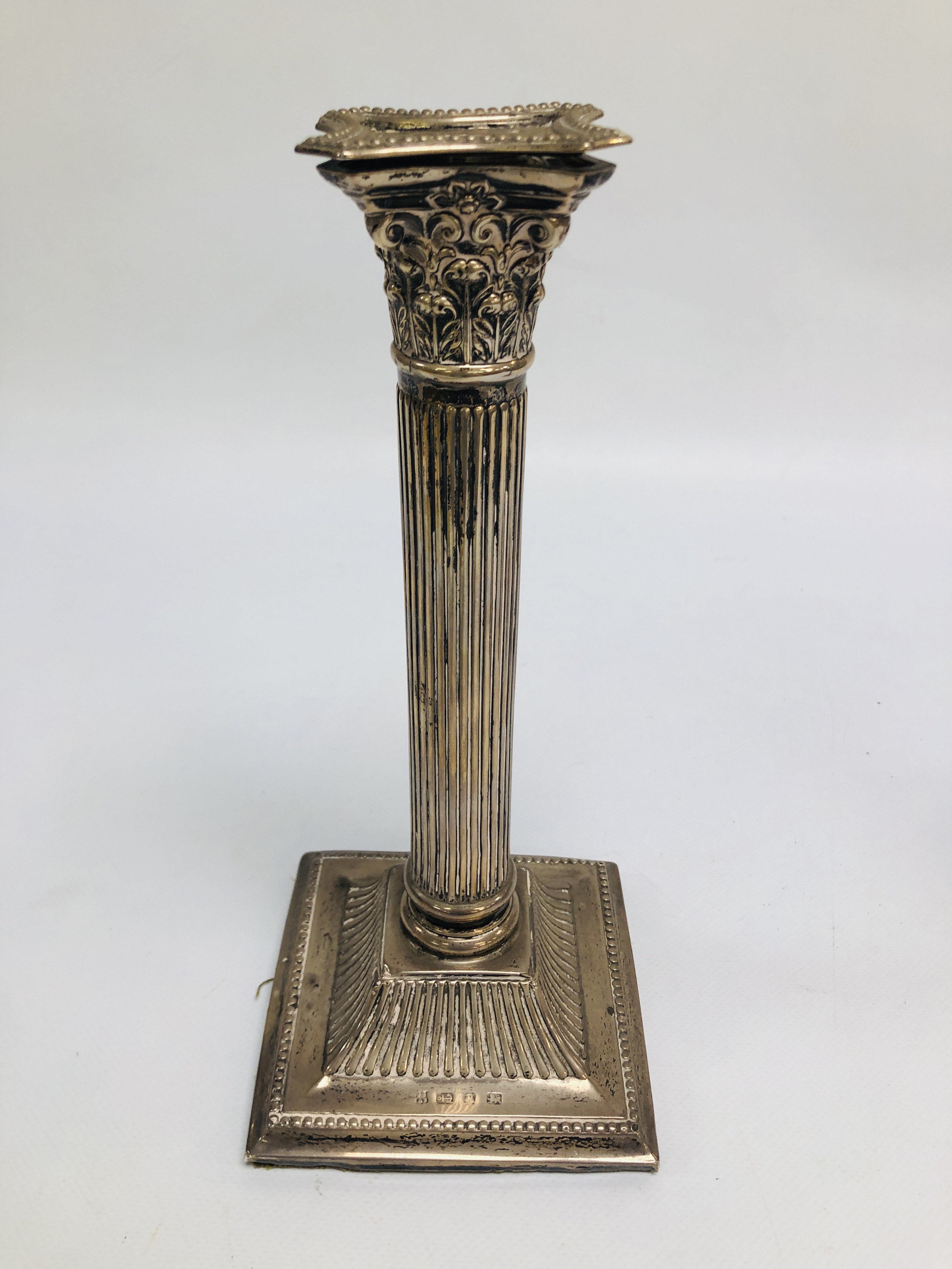 A PAIR OF SILVER CANDLESTICKS IN THE FORM OF CORINTHIAN COLUMNS, BIRMINGHAM ASSAY, H 26CM (FILLED). - Image 10 of 23