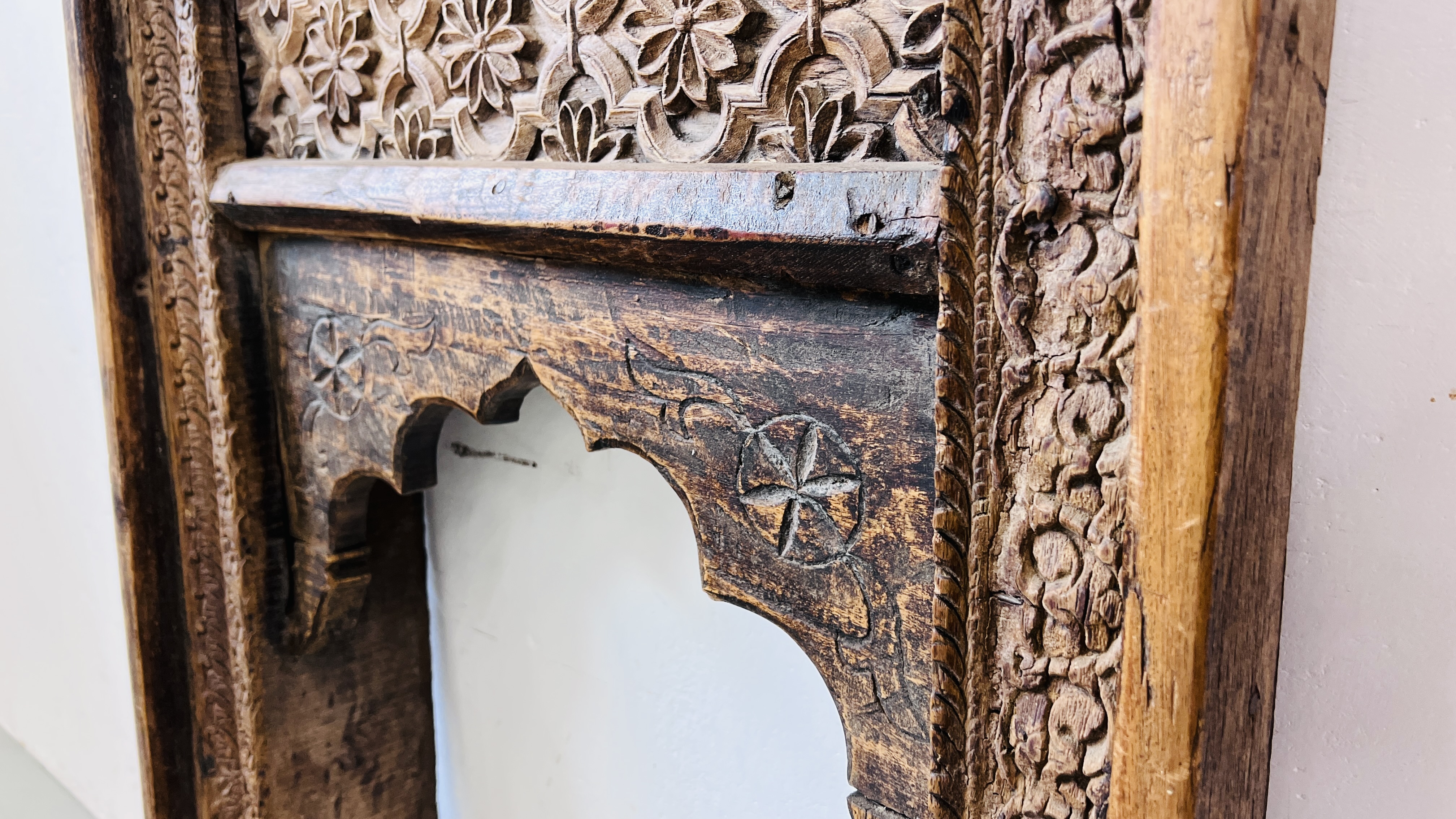 A VINTAGE INTRICATE HAND CARVED INDIAN MIRROR FRAME - Image 7 of 13