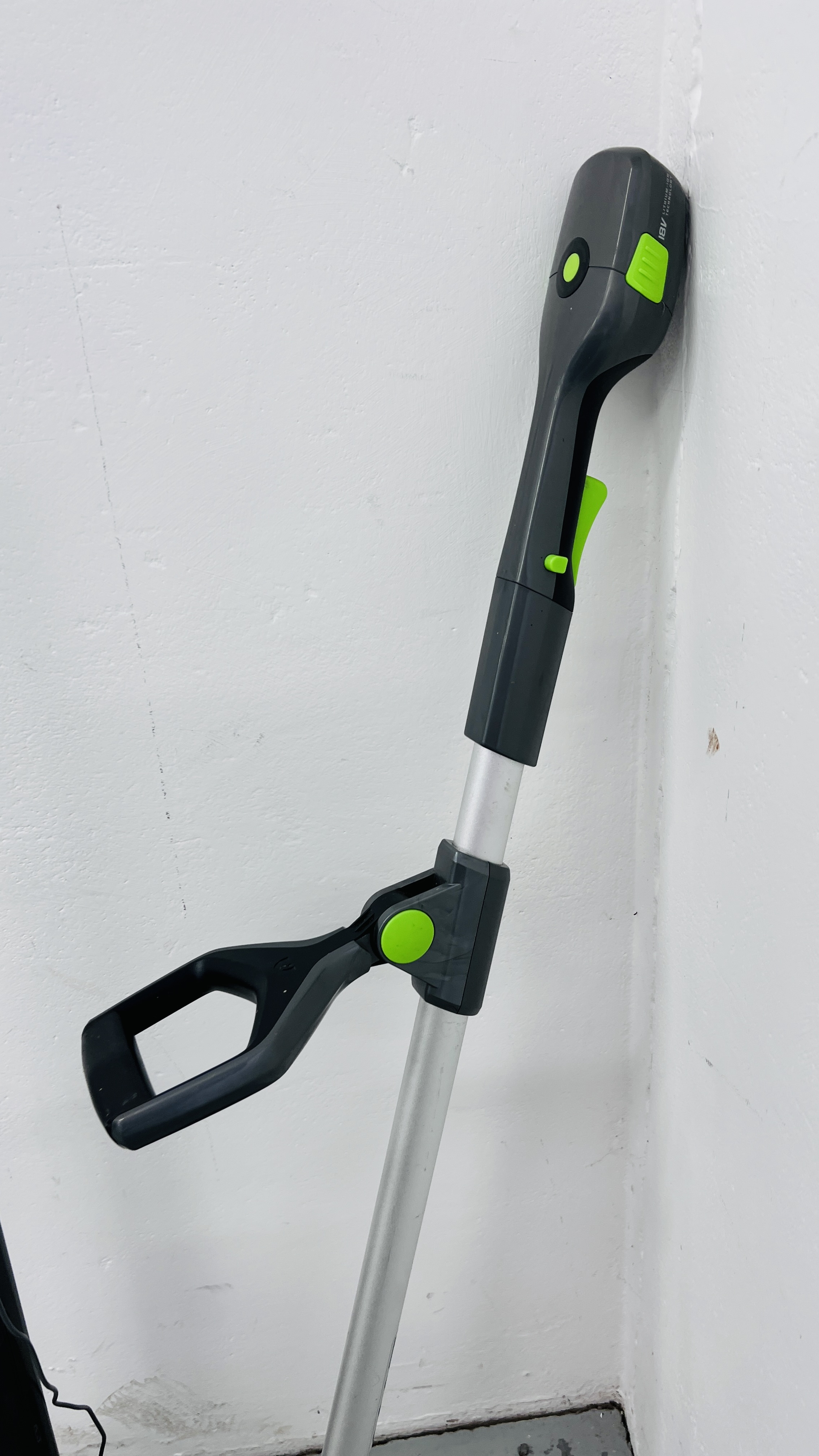 A GTECH AIR RAM CORDLESS VACUUM CLEANER WITH CHARGER ALONG WITH A GTECH CORDLESS STRIMMER (NO - Image 2 of 5