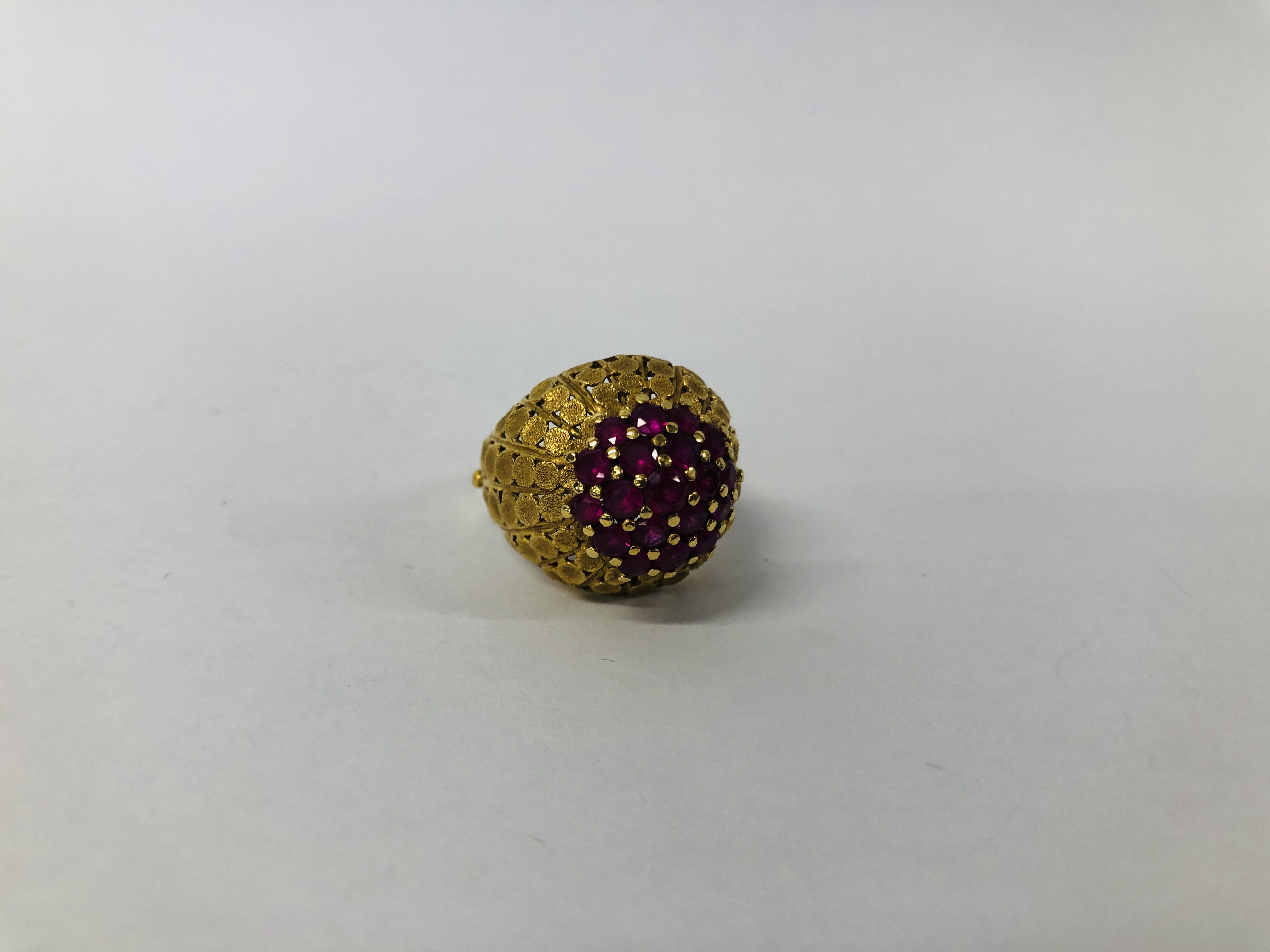 AN IMPRESSIVE DESIGNER YELLOW METAL (INDISTINCT MARKS) RUBY CLUSTER RING OF RAISED DESIGN. - Image 2 of 7