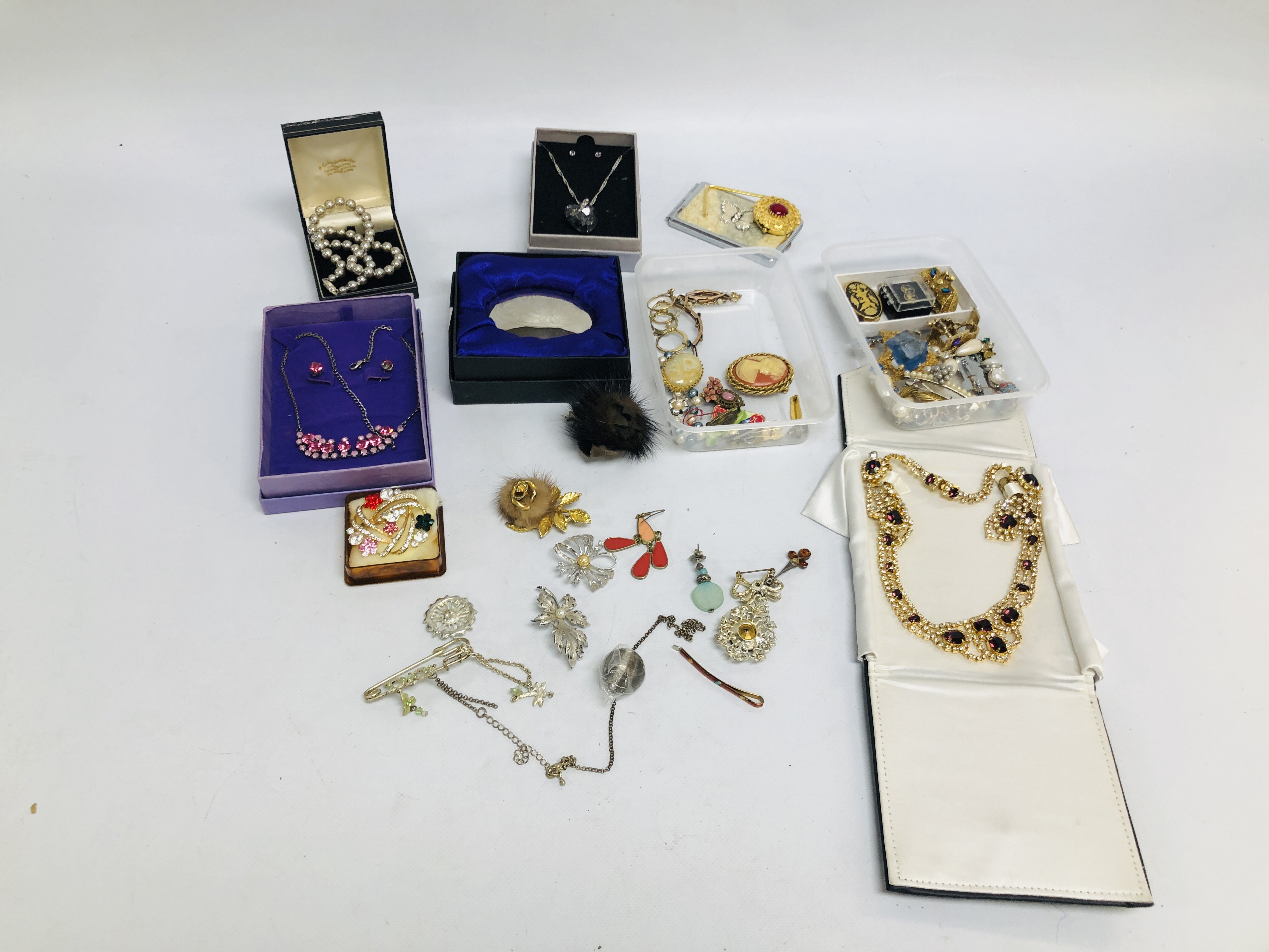 TRAY OF ASSORTED MODERN AND VINTAGE COSTUME JEWELLERY TO INCLUDE VINTAGE BROOCHES, ST.