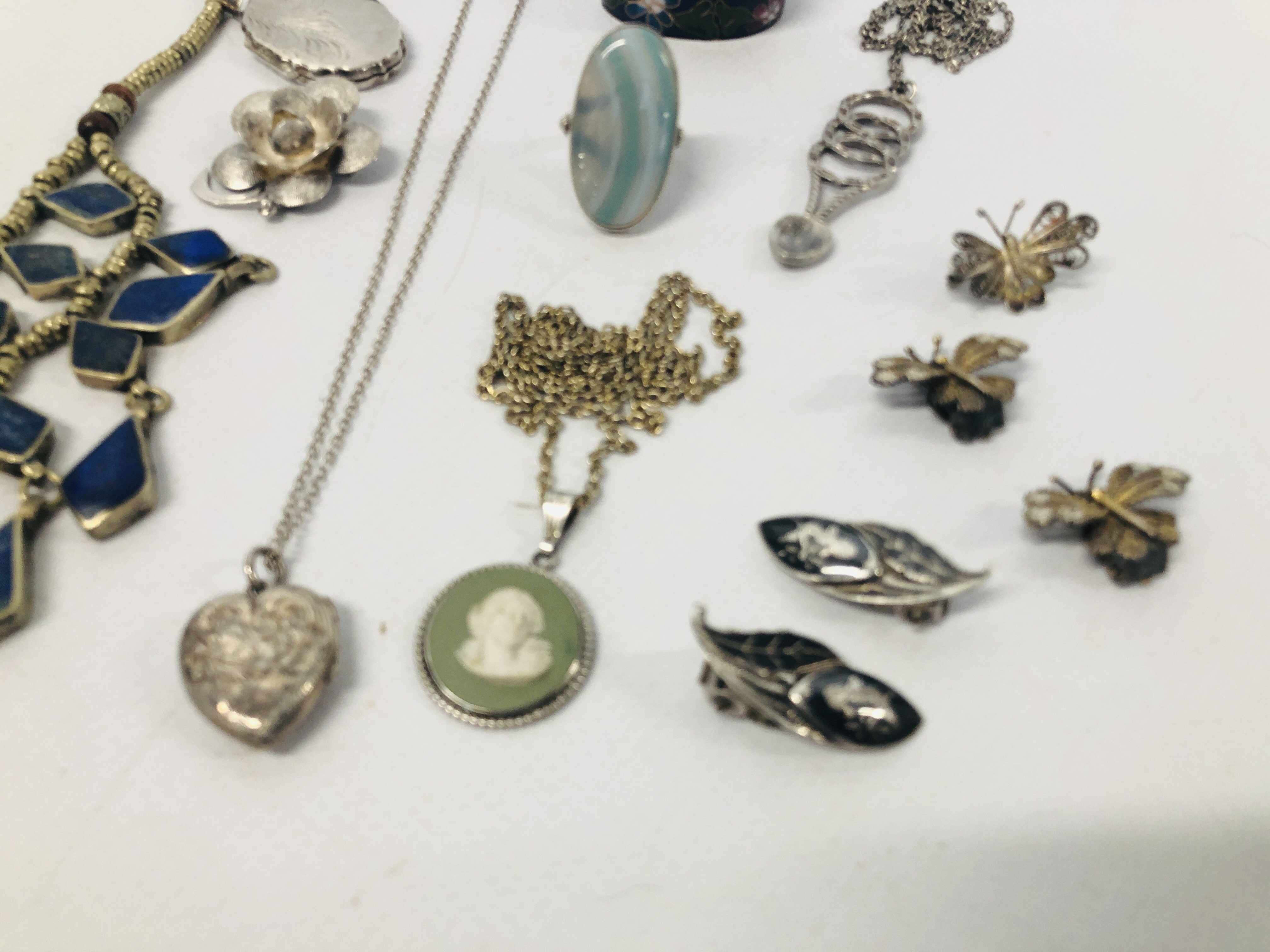 A BAG OF SILVER AND WHITE METAL JEWELLERY TO INCLUDE LOCKET, BROOCHES, - Image 2 of 6