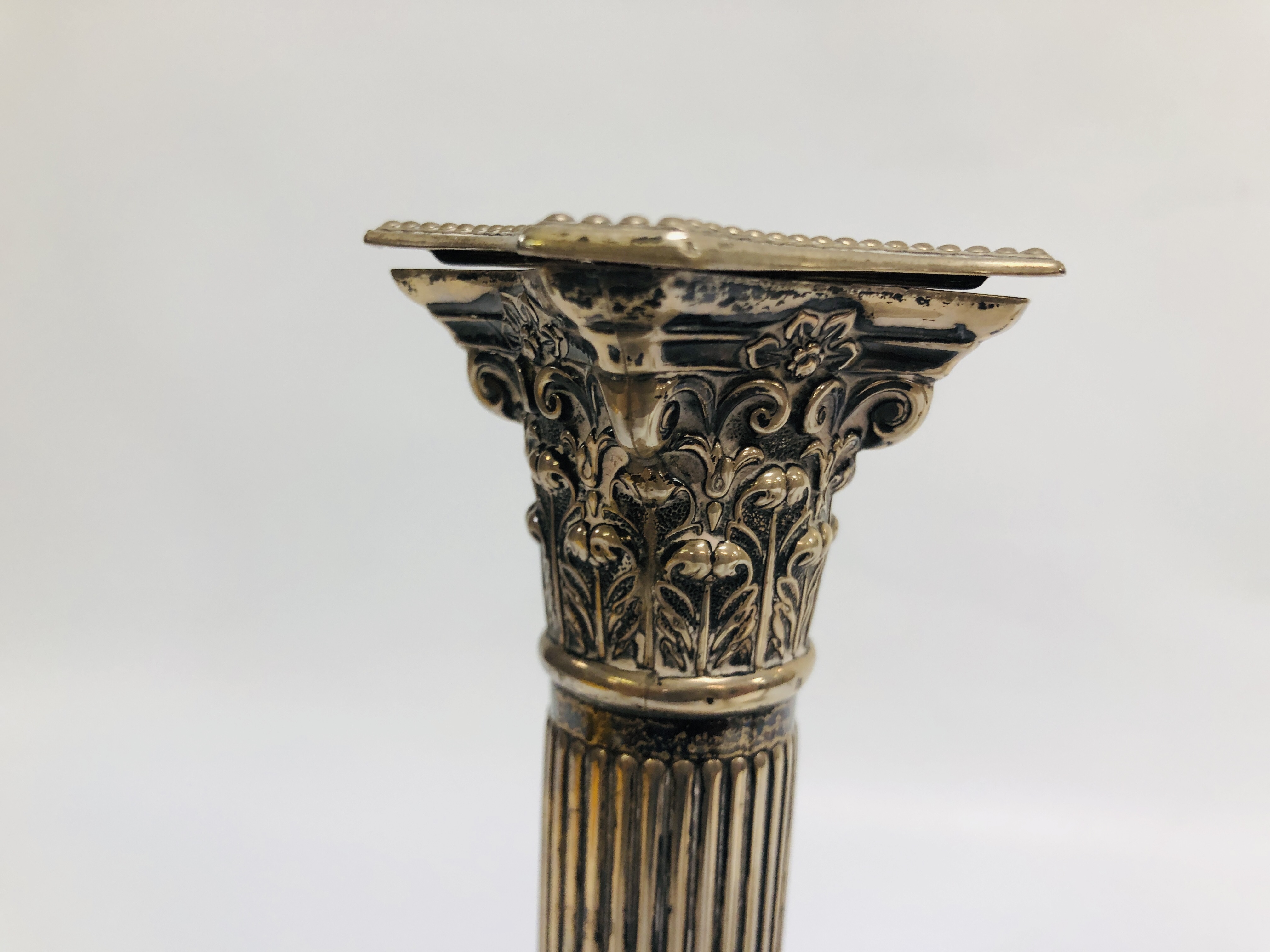 A PAIR OF SILVER CANDLESTICKS IN THE FORM OF CORINTHIAN COLUMNS, BIRMINGHAM ASSAY, H 26CM (FILLED). - Image 14 of 23