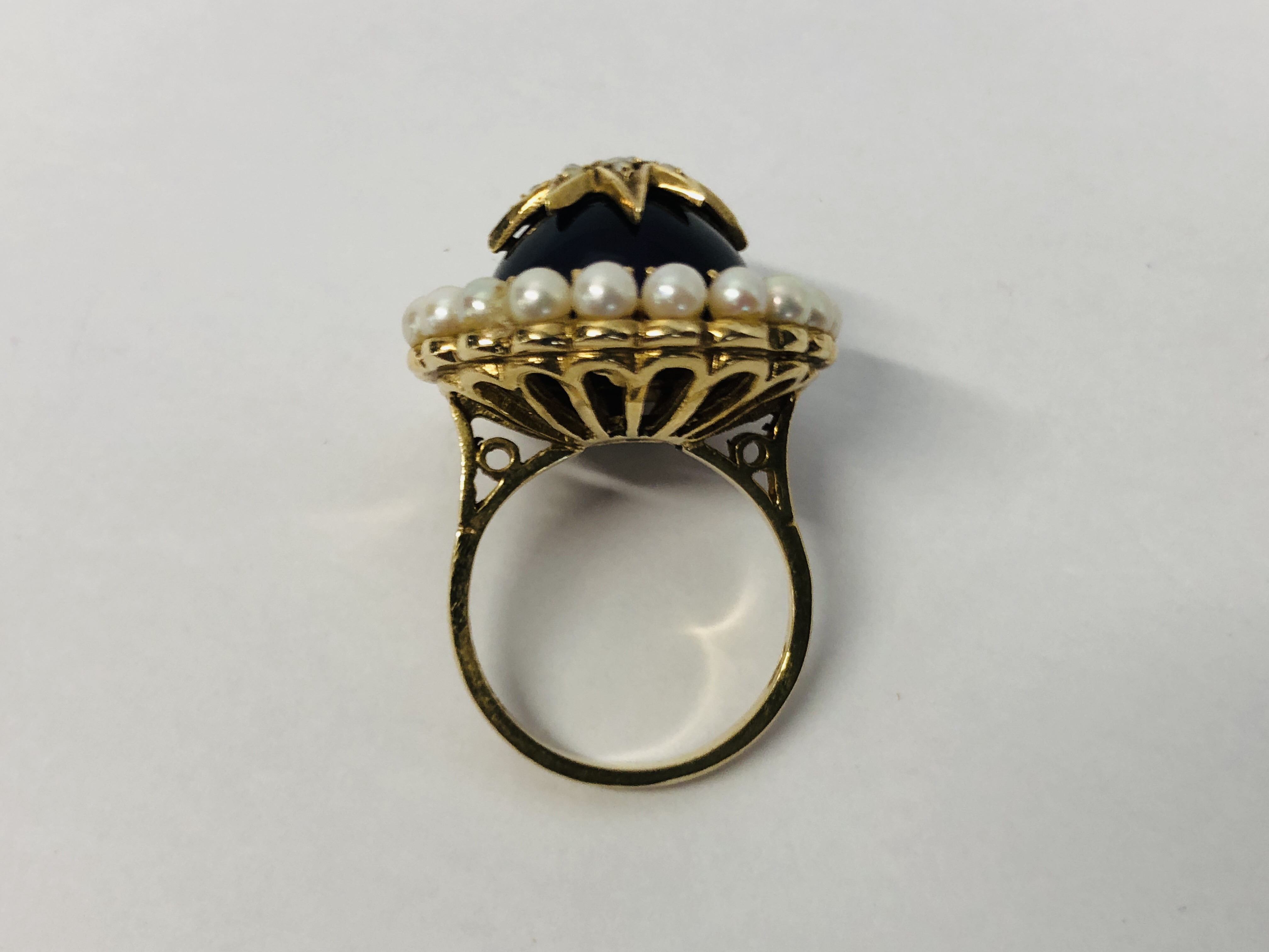 A VINTAGE VICTORIAN DESIGN 9CT. GOLD AMETHYST AND SEED PEARL RING OF RAISED FORM. - Image 8 of 10