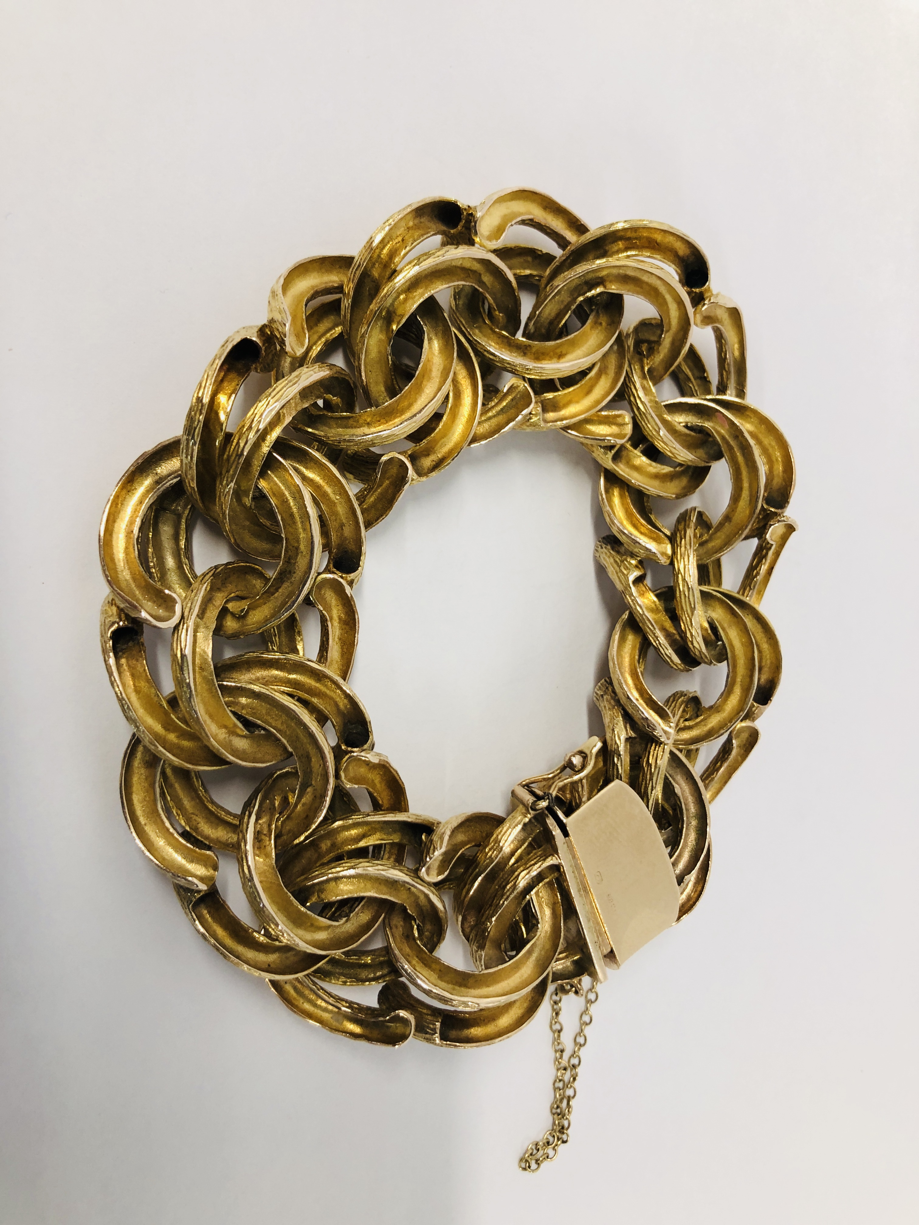 AN IMPRESSIVE 9CT. GOLD HEAVY BRACELET OF INTERWOVEN DESIGN, WITH SAFETY CHAIN. - Image 6 of 11