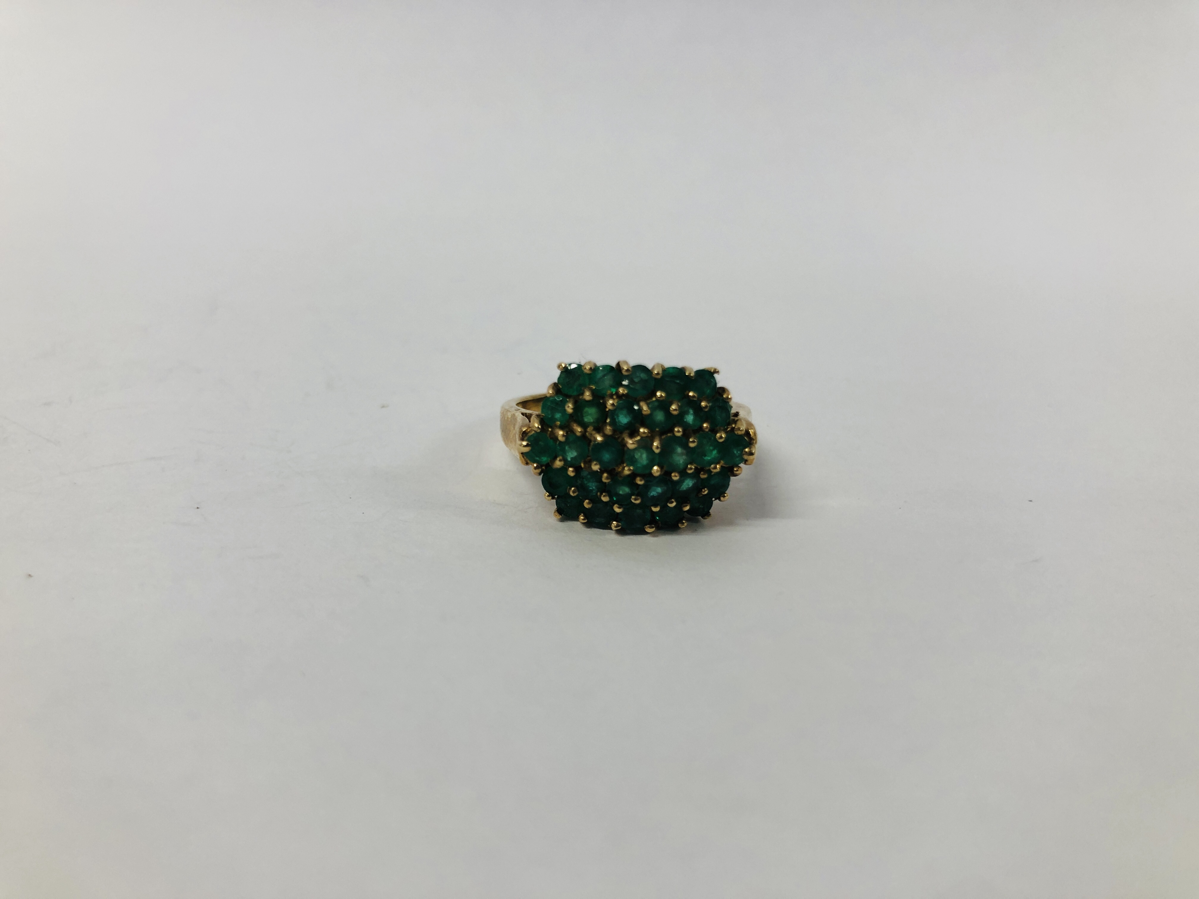 A 9CT. GOLD EMERALD CLUSTER RING. - Bild 5 aus 7