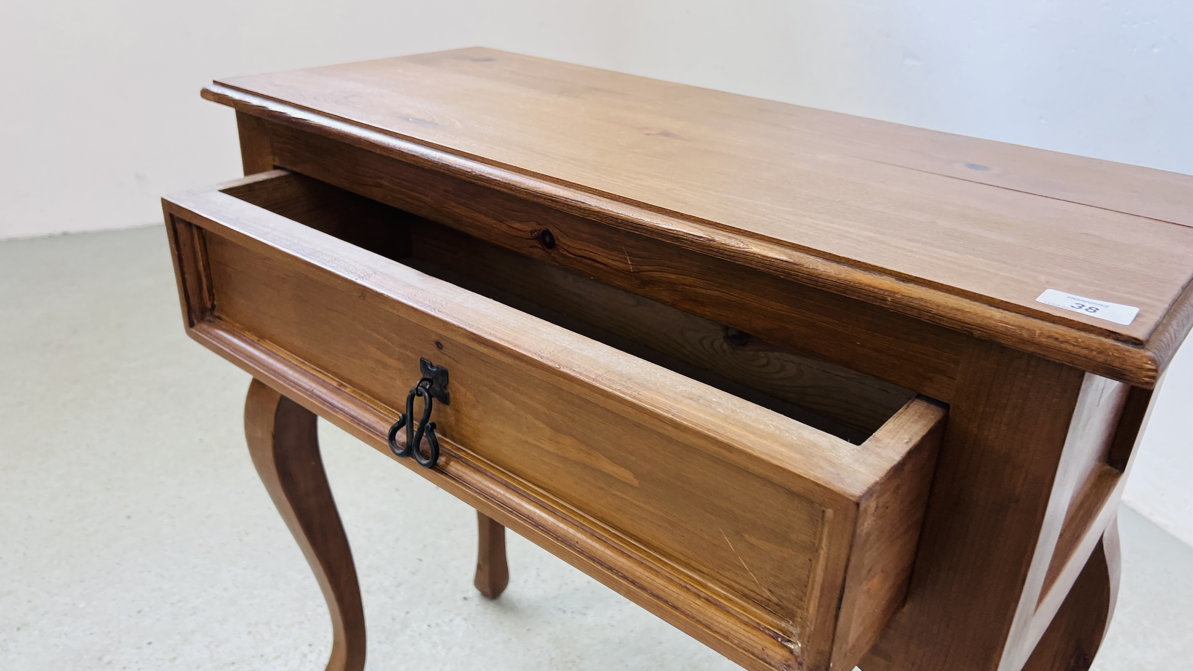 A STAINED PINE SINGLE DRAWER HALL TABLE 77CM X 34CM X 76CM. - Image 6 of 7