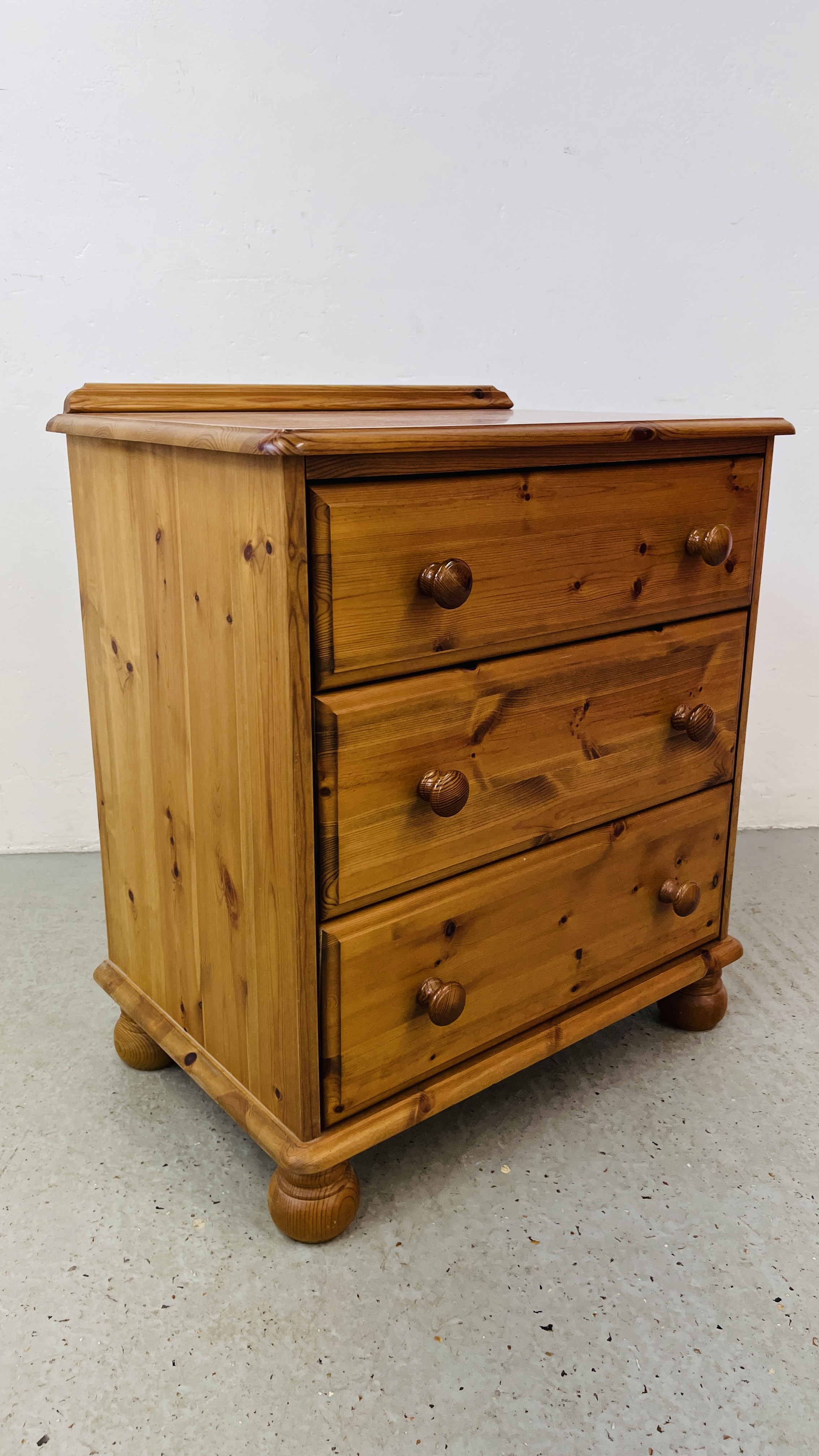 A GOOD QUALITY HONEY PINE THREE DRAWER CHEST OF DRAWERS WIDTH 67CM. DEPTH 46CM. HEIGHT 77CM. - Image 5 of 8