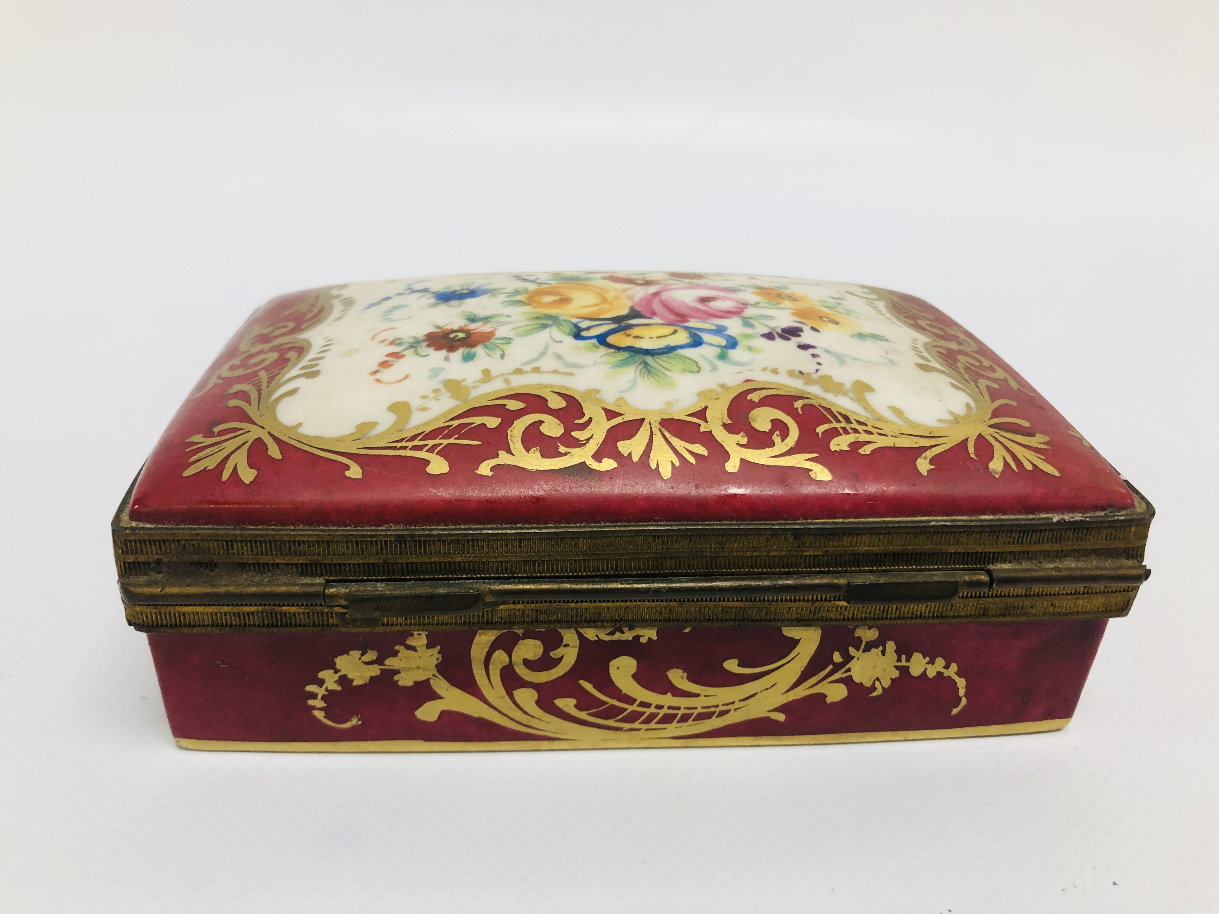 A C19th FRENCH HARDPASTE BOX WITH FLORAL DECORATION (HINGE BROKEN) W 14CM. - Image 5 of 10