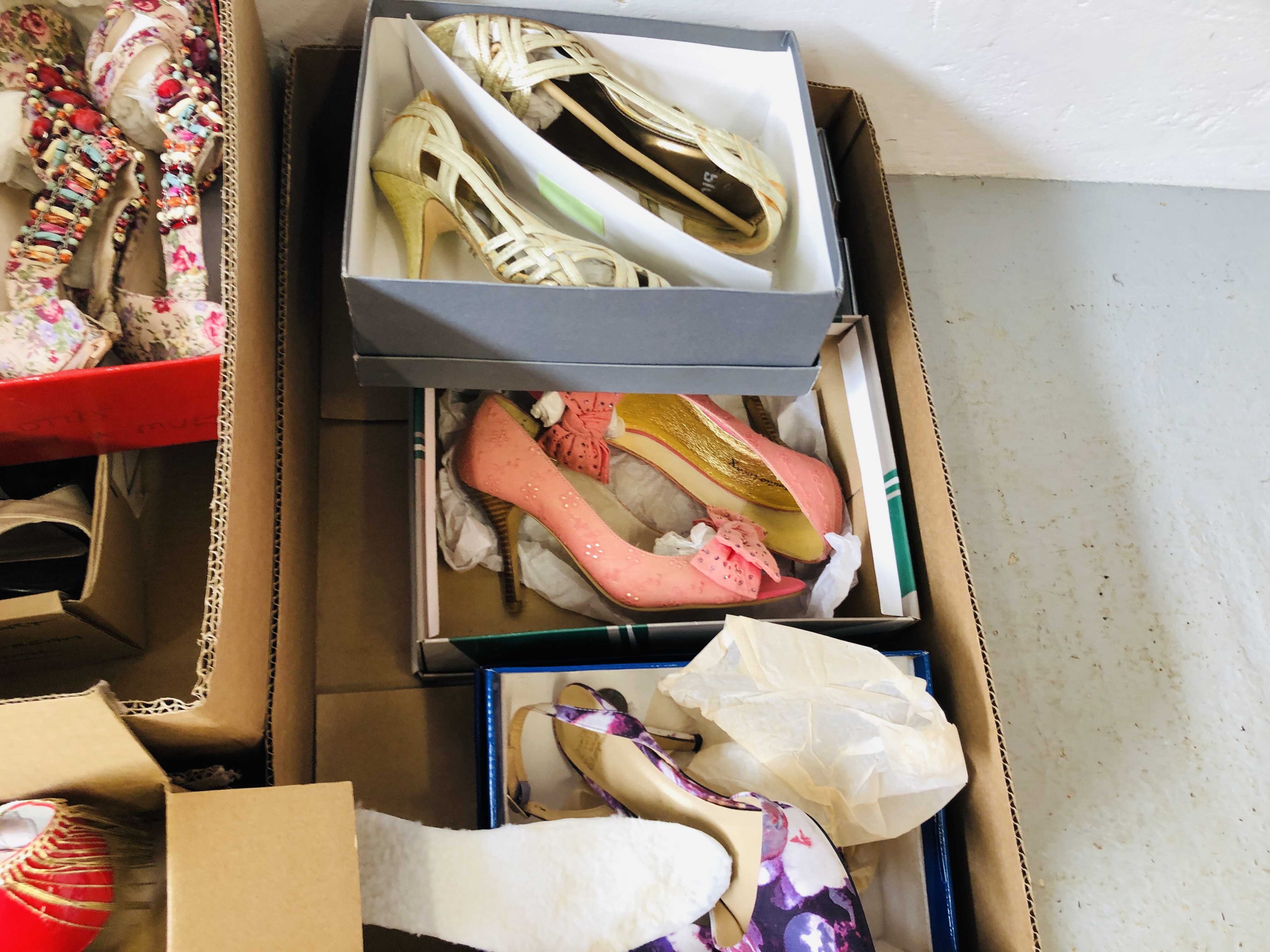 26 PAIRS OF LADIES DESIGNER HEELED SHOES TO INCLUDE PERTU, LOTUS ETC AND FIVE PAIRS OF HEELED BOOTS. - Image 5 of 8