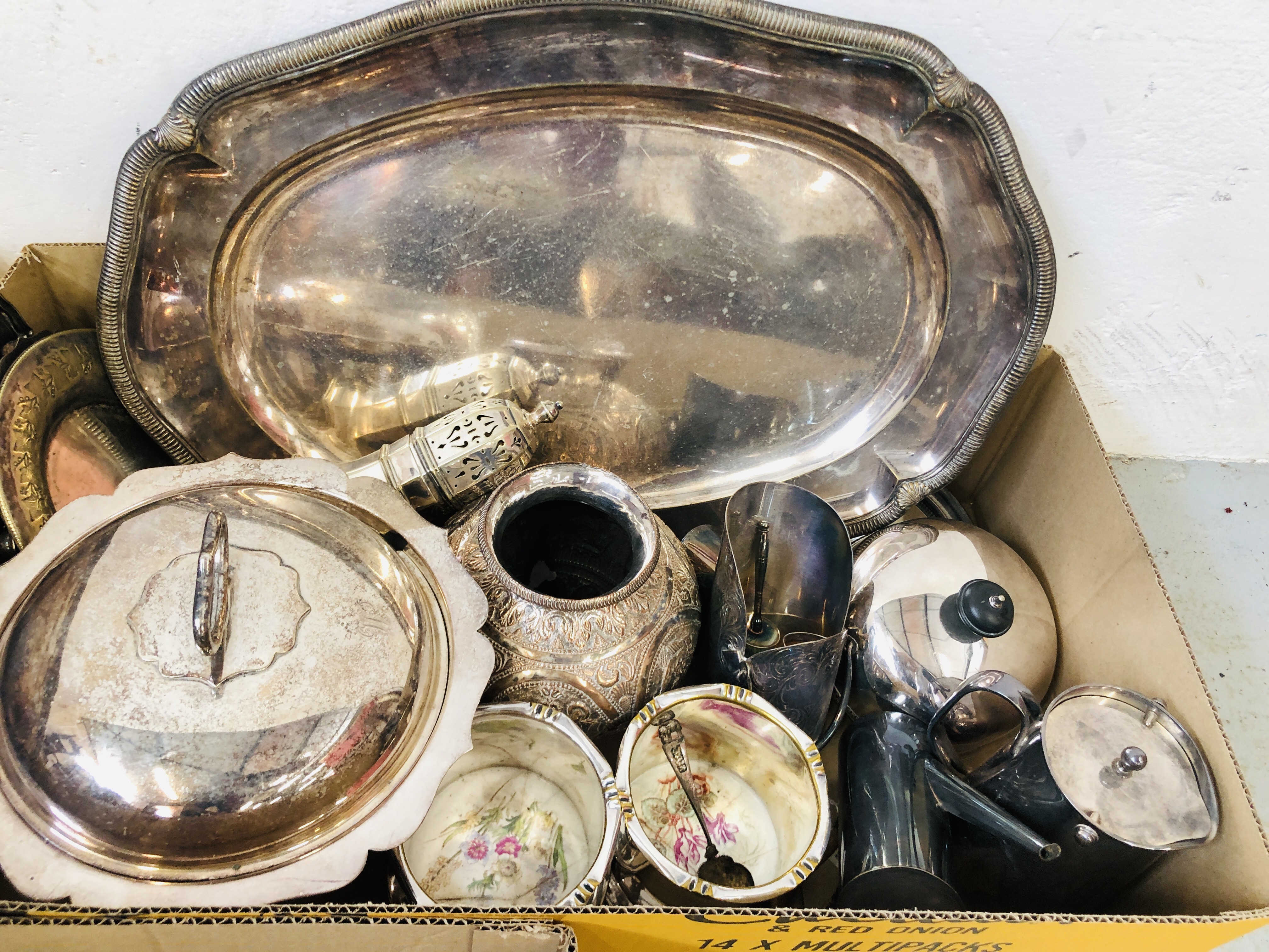 THREE BOXES CONTAINING AN EXTENSIVE COLLECTION OF ASSORTED MODERN AND VINTAGE PLATED WARE TO - Image 3 of 4