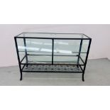 A GOOD QUALITY METAL FRAMED DISPLAY CABINET WITH SHELF,