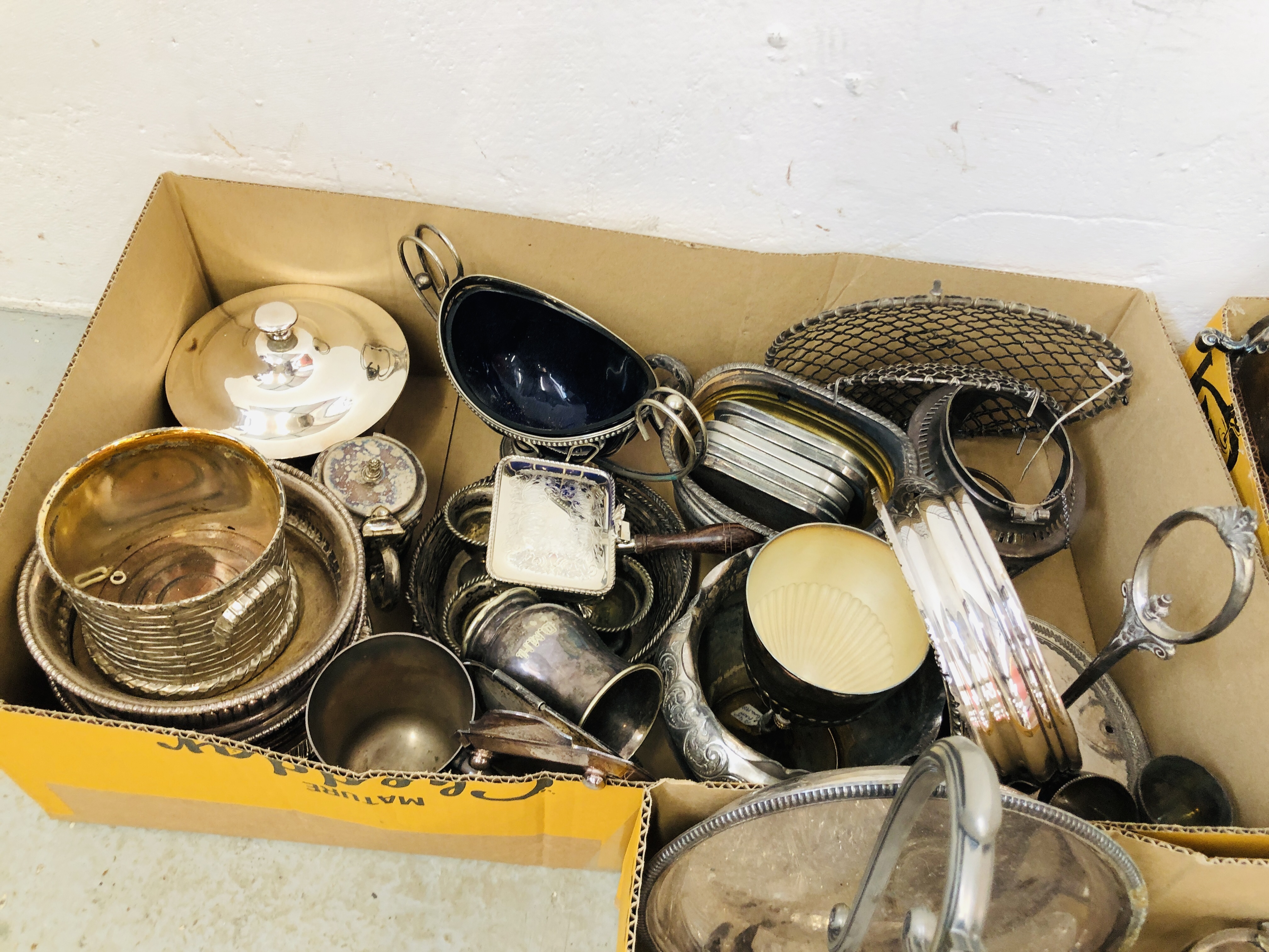 THREE BOXES CONTAINING AN EXTENSIVE COLLECTION OF ASSORTED MODERN AND VINTAGE PLATED WARE TO - Image 4 of 4