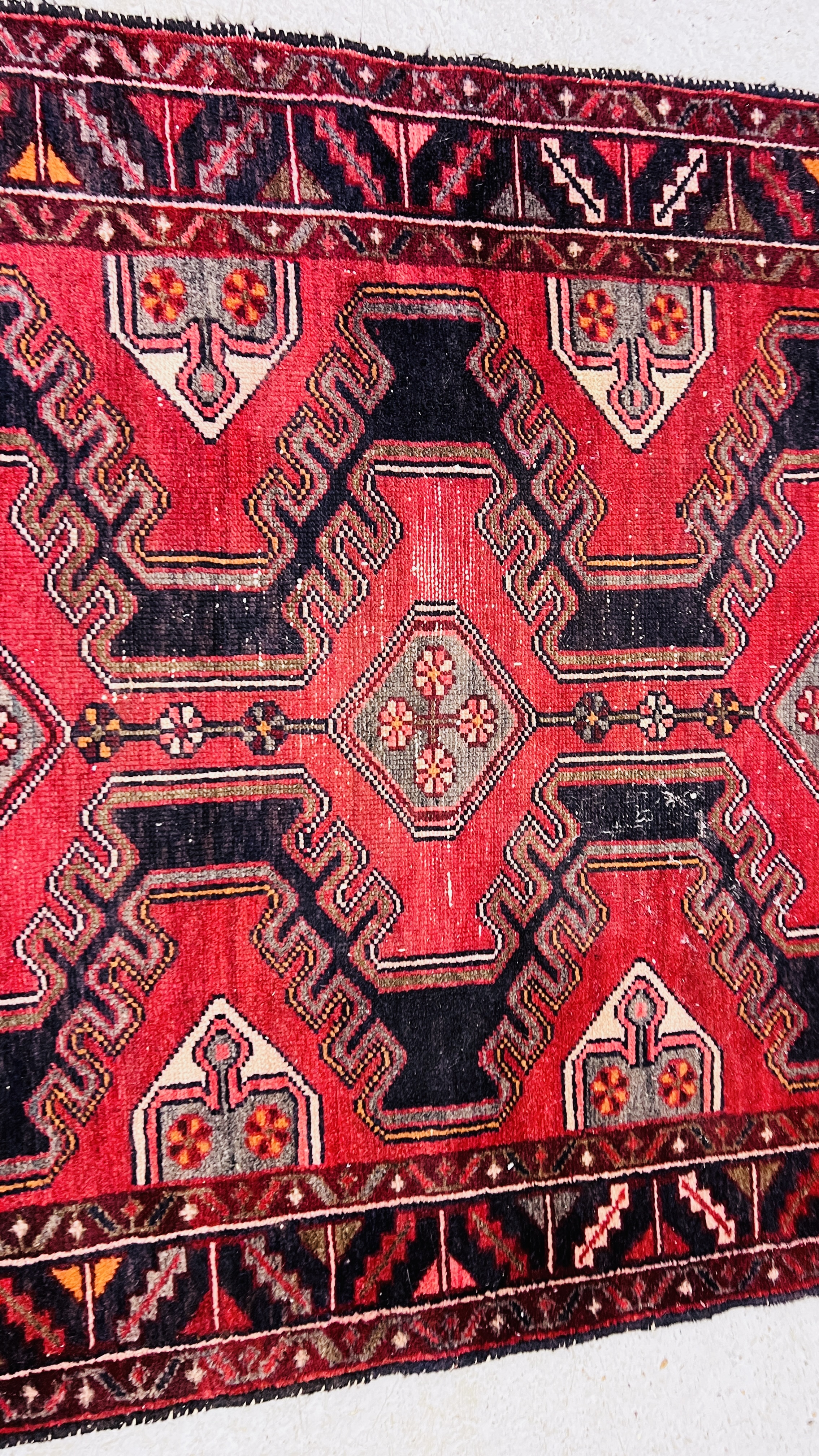 A PERSIAN RUG THE CONJOINED MOTIFS ON A NAVY BLUE FIELD, - Bild 3 aus 6