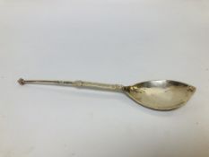 AN EDINBURGH SILVER SPOON WITH CELTIC DESIGN.