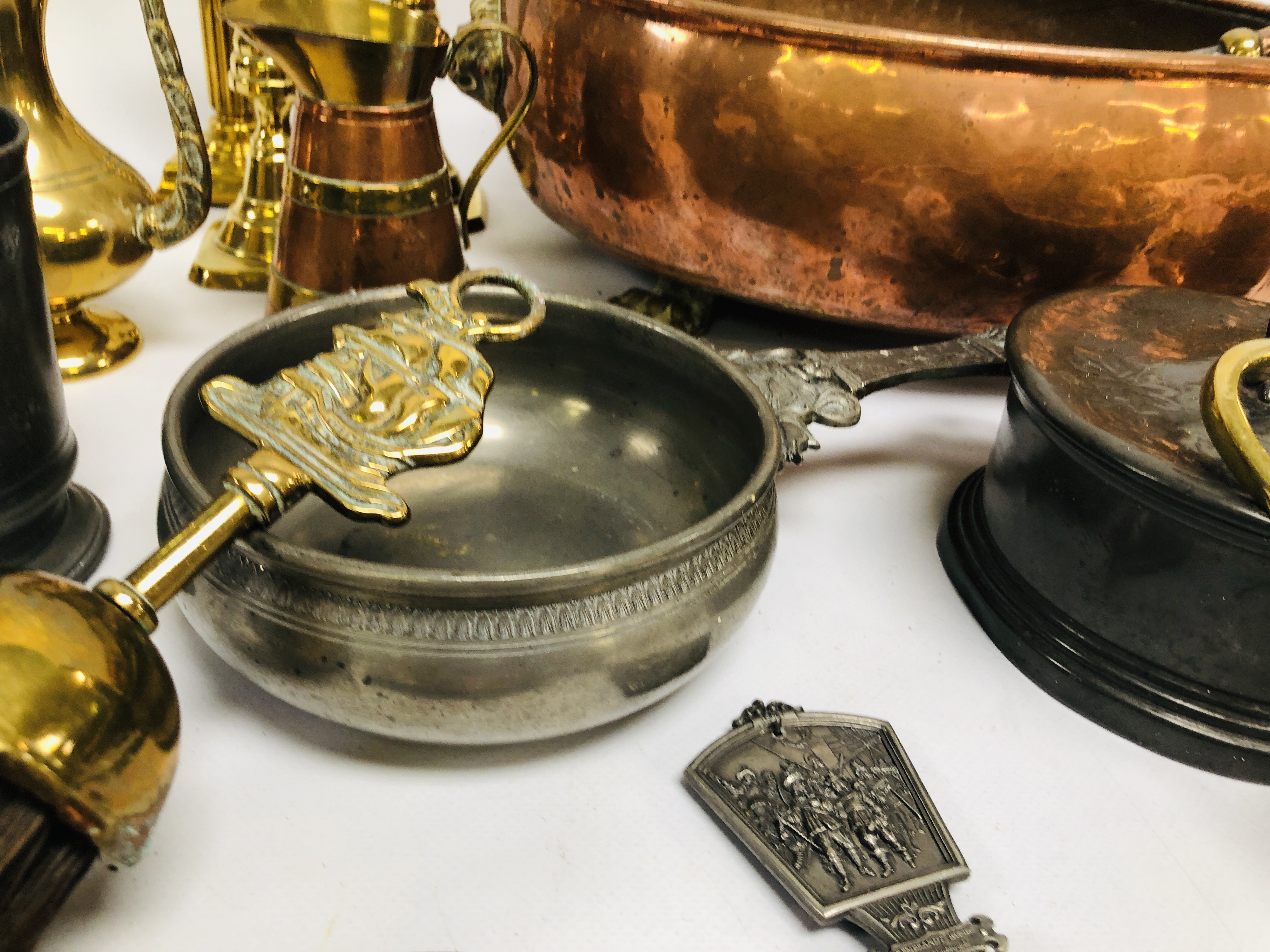 A COLLECTION OF METAL WARES TO INCLUDE COPPER PAN WITH LION HEAD DETAIL, 2 X BRASS CANDLESTICKS, - Image 6 of 10